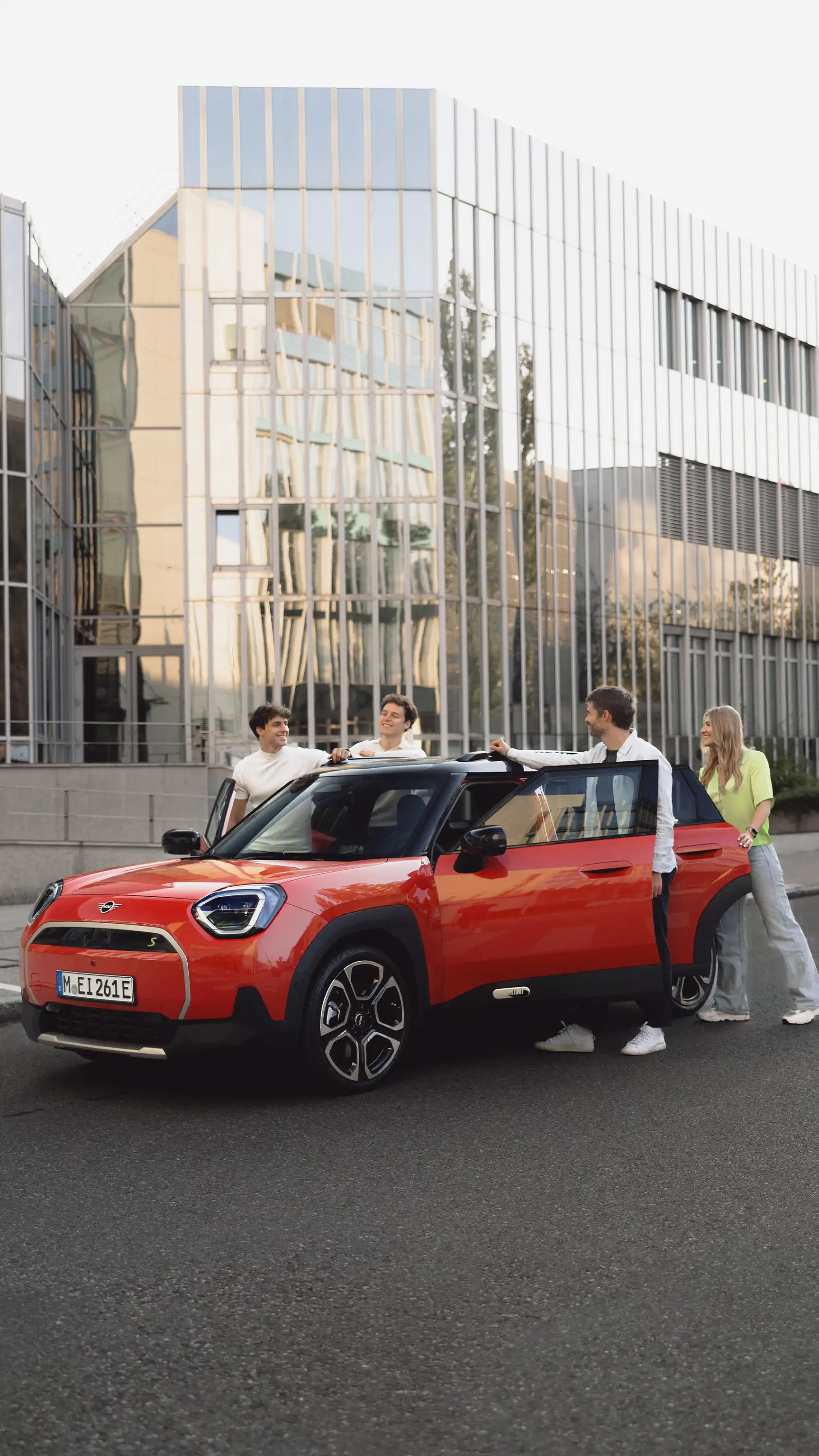 MINI Aceman 100% eléctrico - Amigos