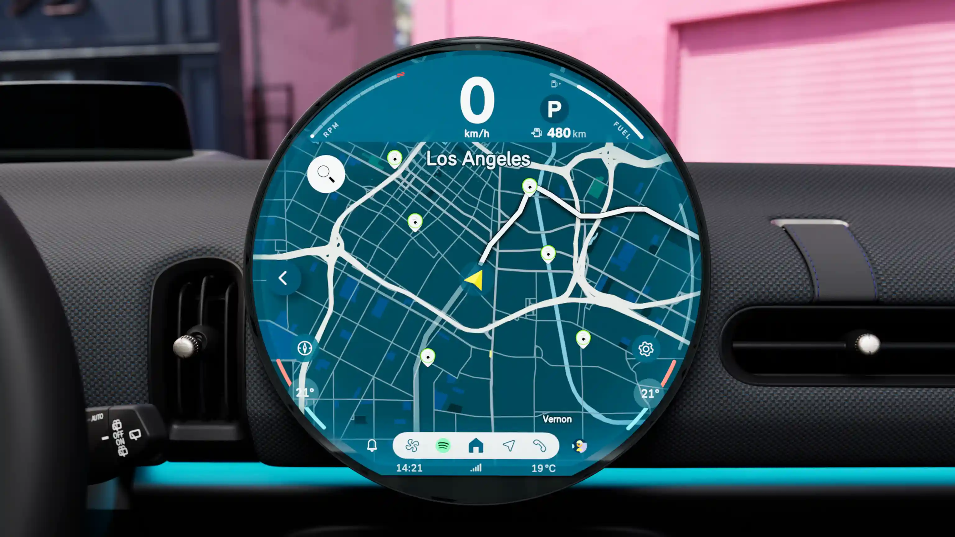 Vídeo de la pantalla del MINI Cooper mostrando los elementos de control y navegación