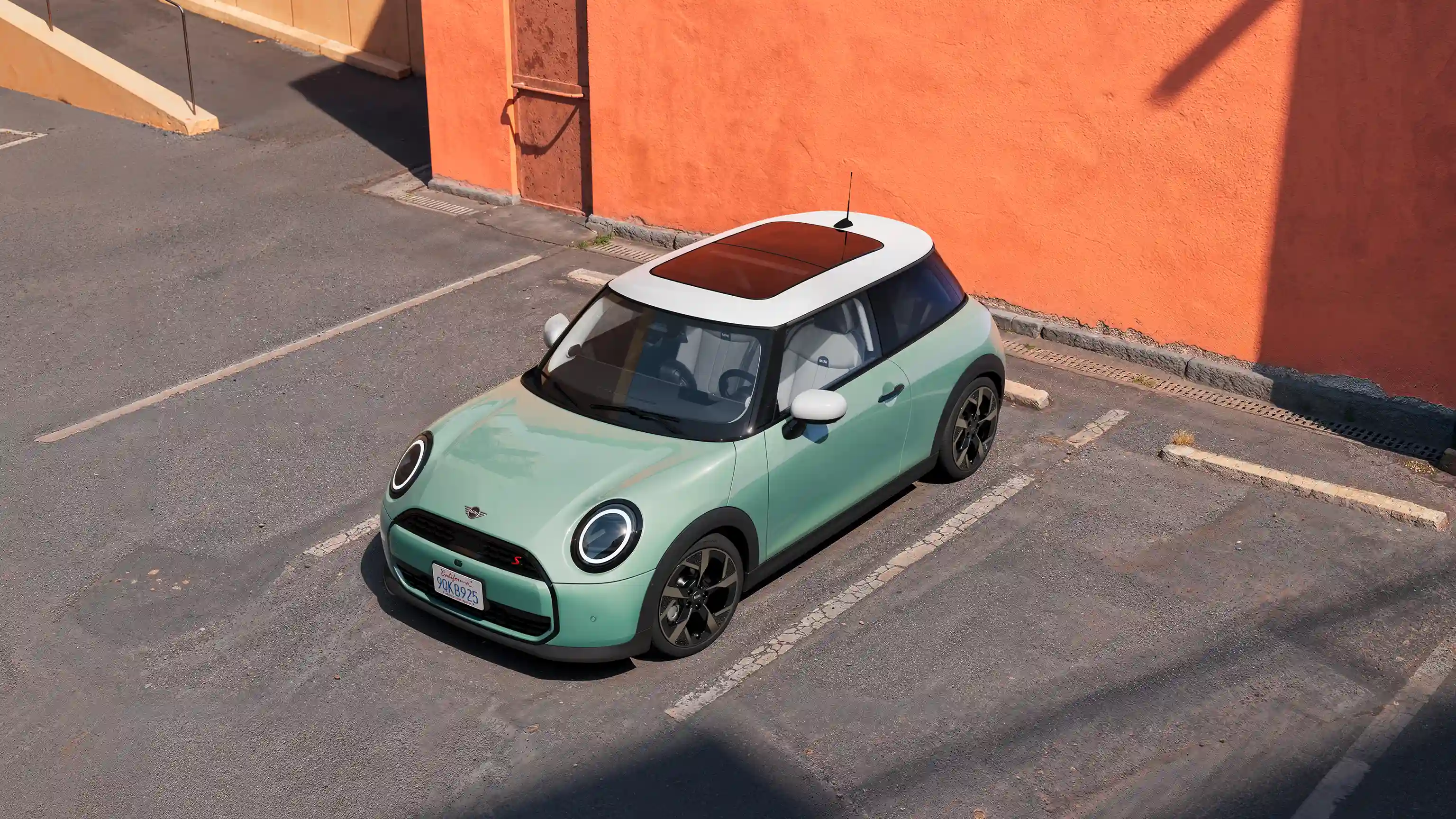 Vídeo que muestra en detalle el interior y el exterior de un MINI Cooper. La cámara abarca el salpicadero, realzando los detalles de diseño.