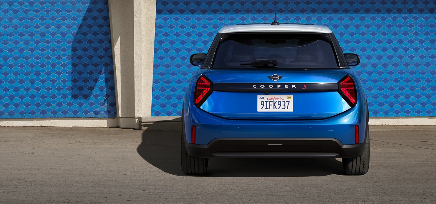 Vista trasera del MINI Cooper 5 puertas en Icy Sunshine Blue con techo Multitone azul.