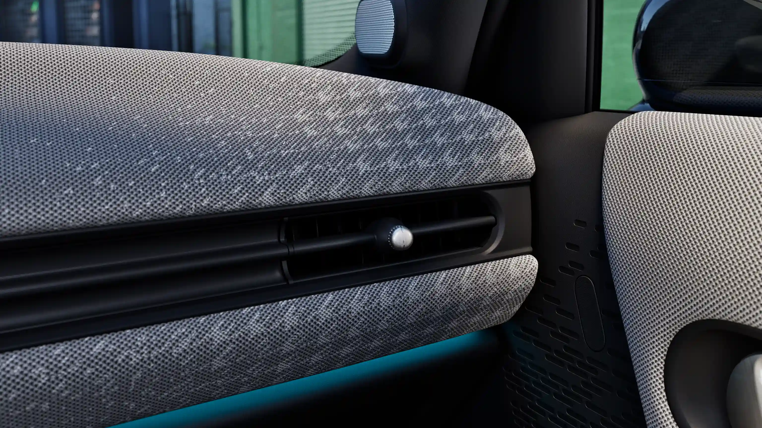 Vista detallada del salpicadero del MINI Cooper 5 puertas con luz ambiental azul