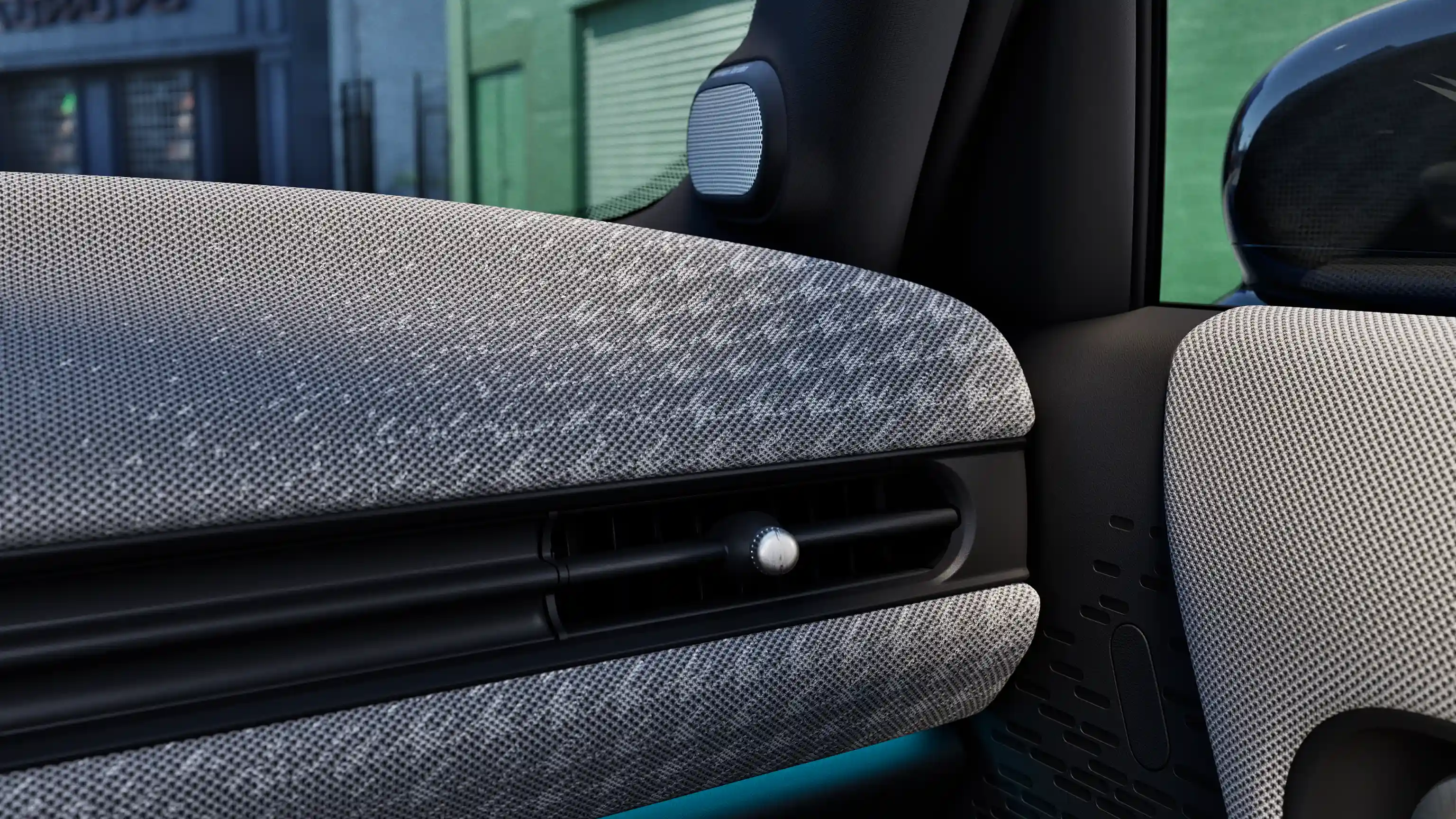 Vista detallada del salpicadero del MINI Cooper 5 puertas con luz ambiental azul