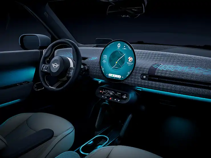 Vista interior del MINI Cooper 100 % eléctrico con luz difusa en azul.