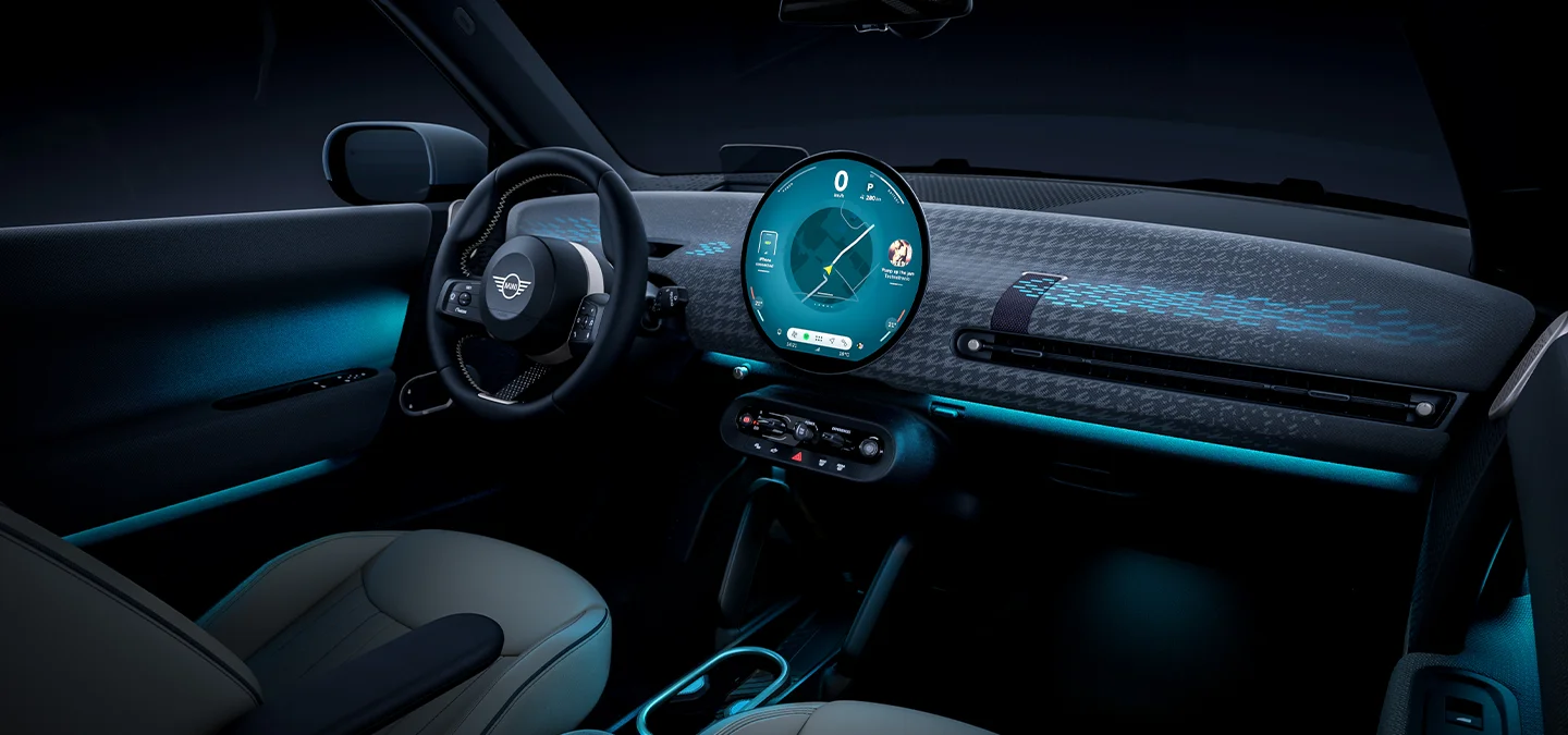 Vista interior del MINI Cooper 100 % eléctrico con luz difusa en azul.
