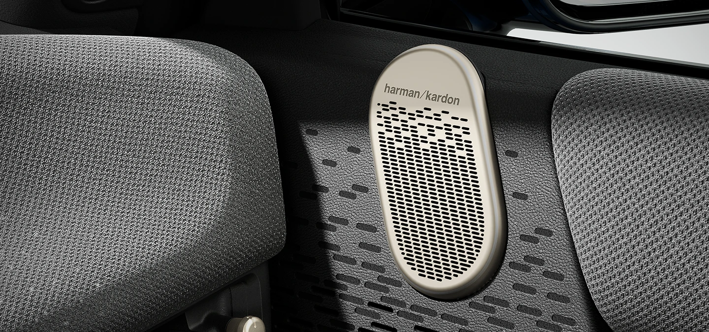 Vista en primer plano del sistema de sonido envolvente MINI Harman Kardon.