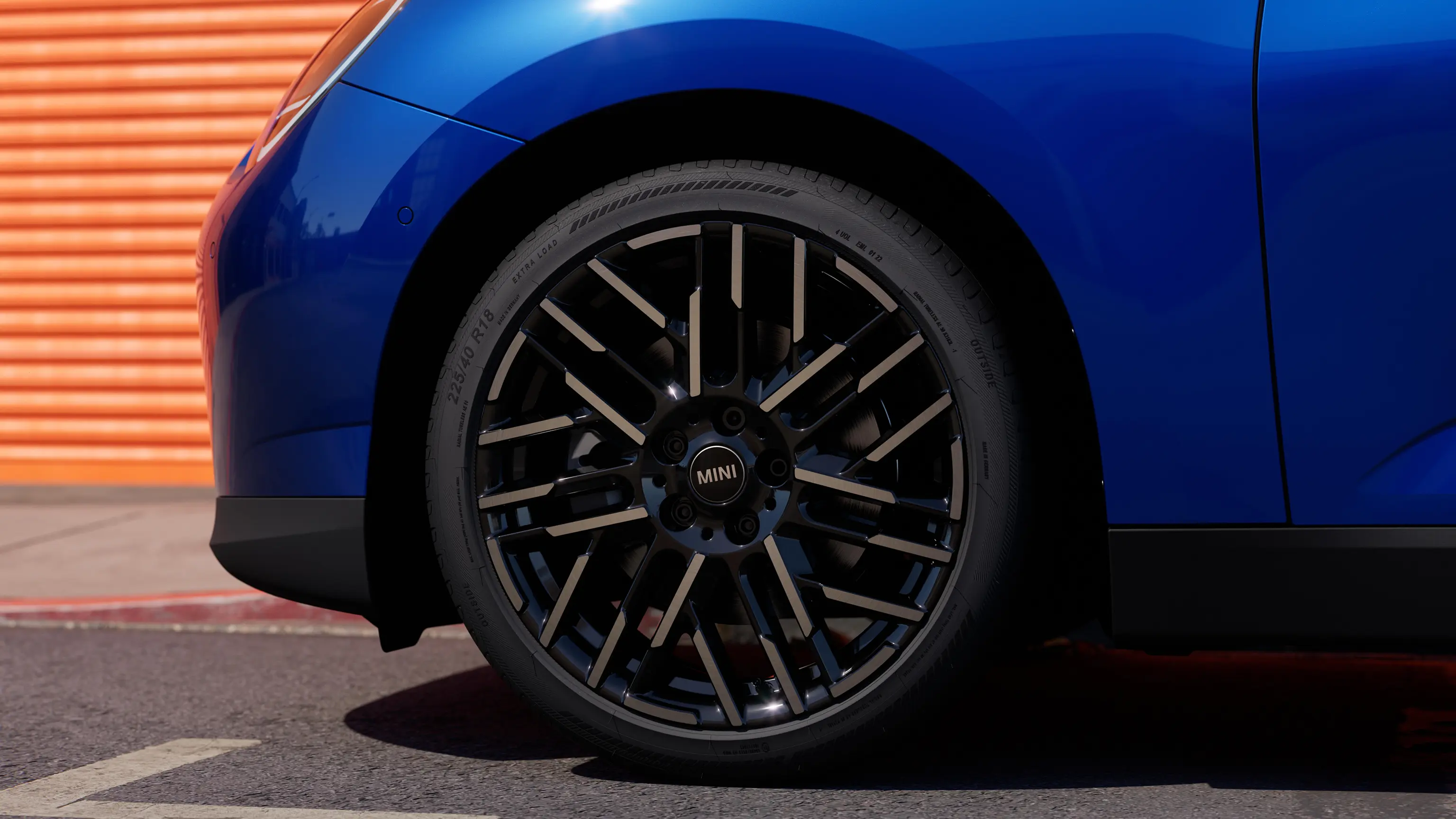 Vista de las llantas Night Flash Spoke en un MINI Cooper 100 % eléctrico de color Blazing Blue