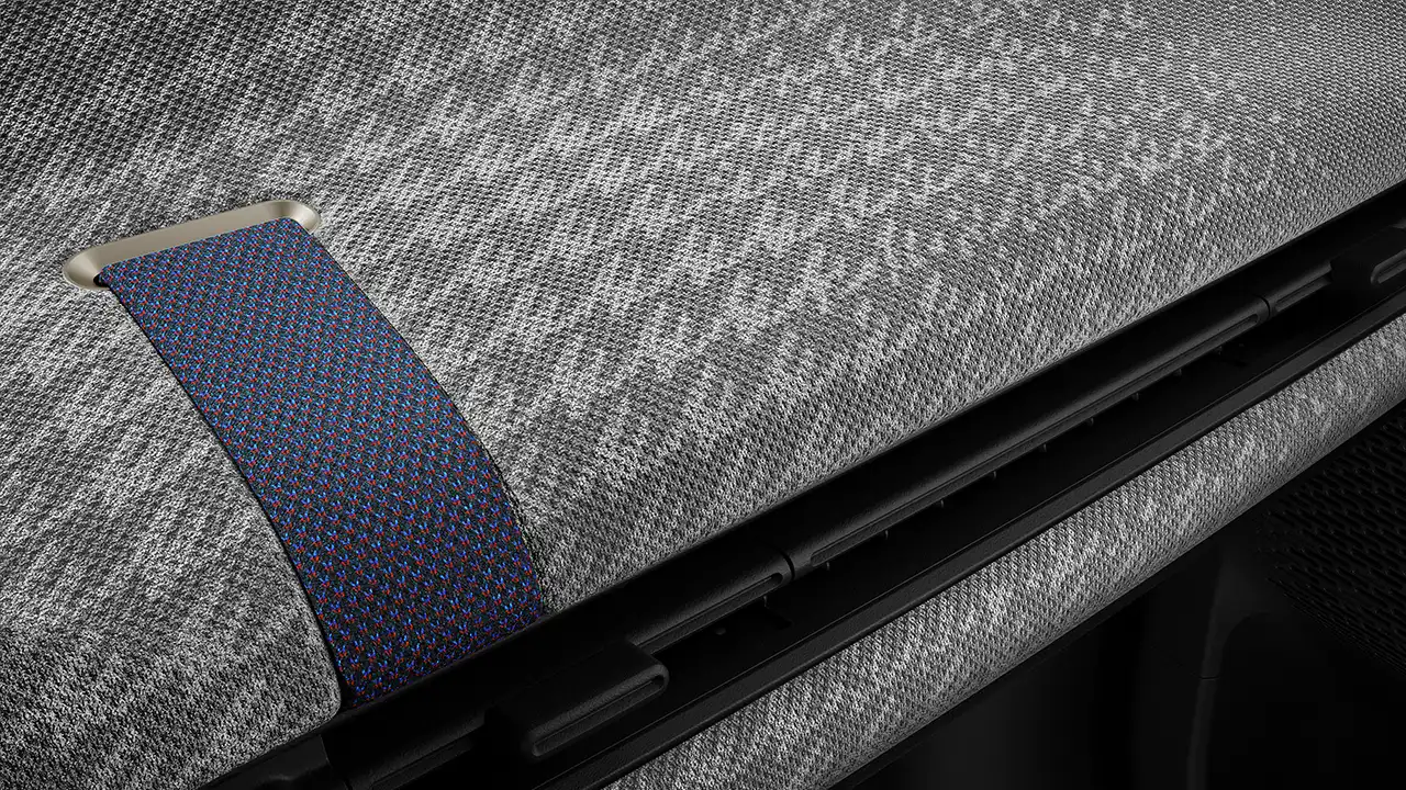 Vista del salpicadero de un MINI Cooper 100 % eléctrico en gris y blanco