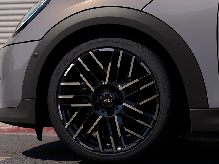 Vista detallada del MINI Cooper Cabrio en Copper Grey con llantas bitono Night Flash.