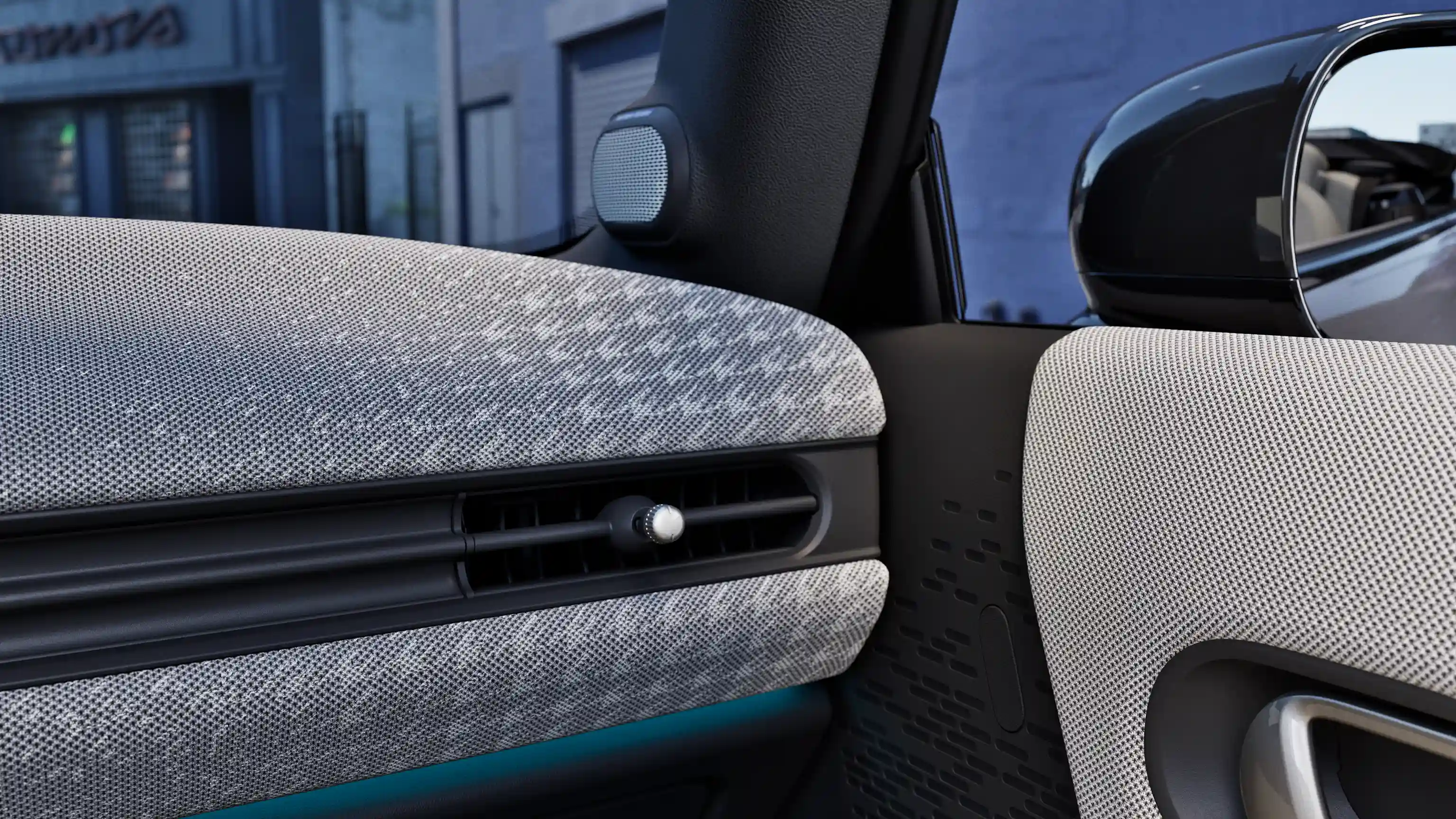 Vista detallada del salpicadero del MINI Cooper Cabrio con iluminación ambiental