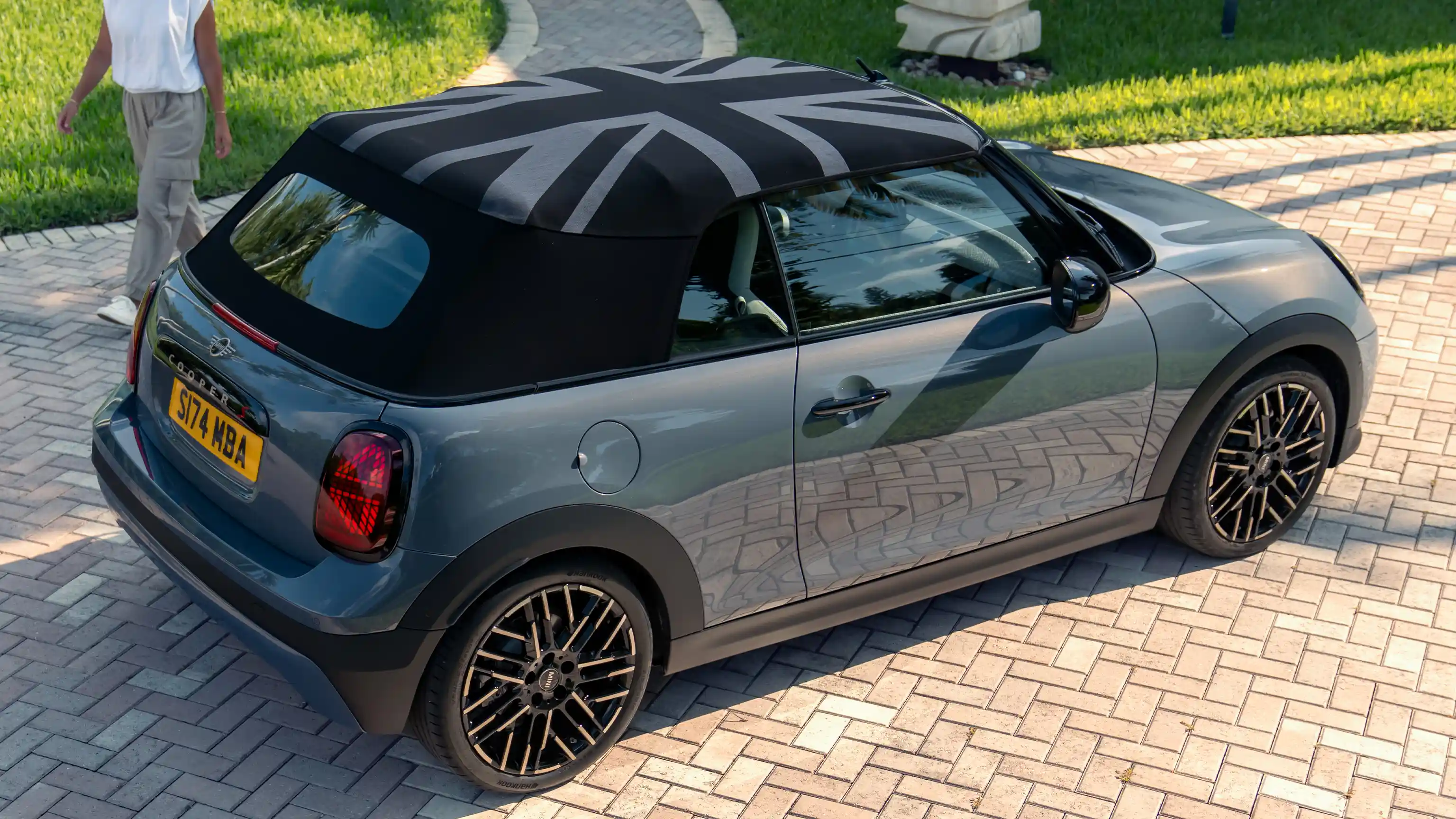 Vista superior lateral del MINI Cooper Cabrio en Copper Grey con techo MINI Yours