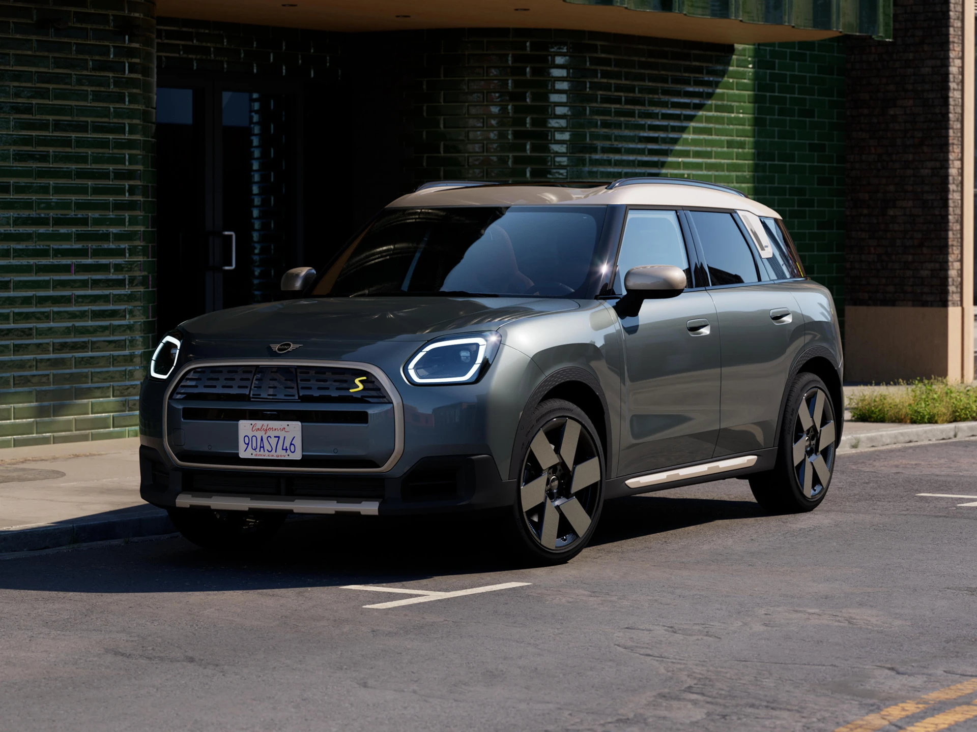 Vídeo que muestra en detalle el interior y el exterior de un MINI Countryman 100% eléctrico. La cámara abarca el salpicadero, realzando los detalles de diseño.