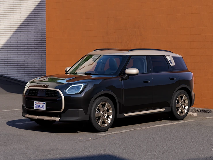 Vista lateral frontal del MINI Countryman en Midnight Black con techo plateado aparcando.
