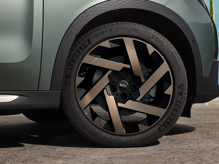 Primer plano del MINI Countryman en Smokey Green con llantas bicolor Kaleido.