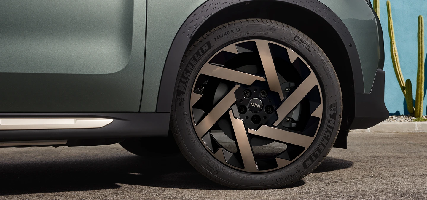 Primer plano del MINI Countryman en Smokey Green con llantas bicolor Kaleido.