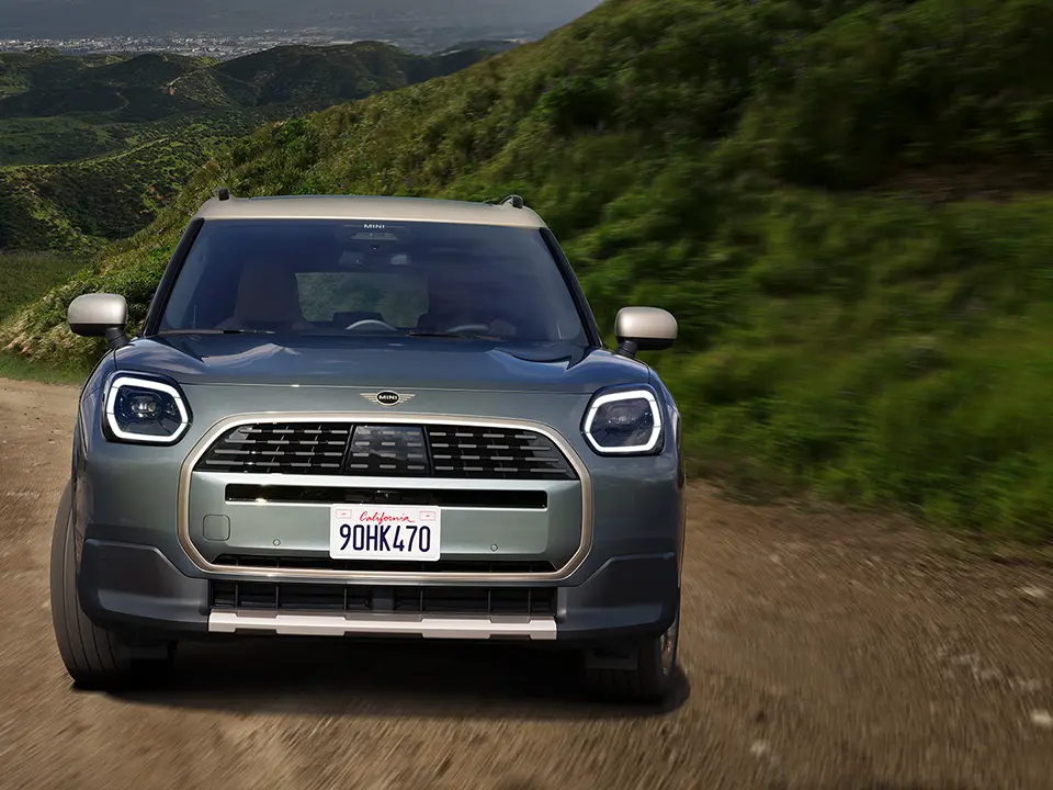 MINI Countryman - exterior - vista frontal en carretera de tierra