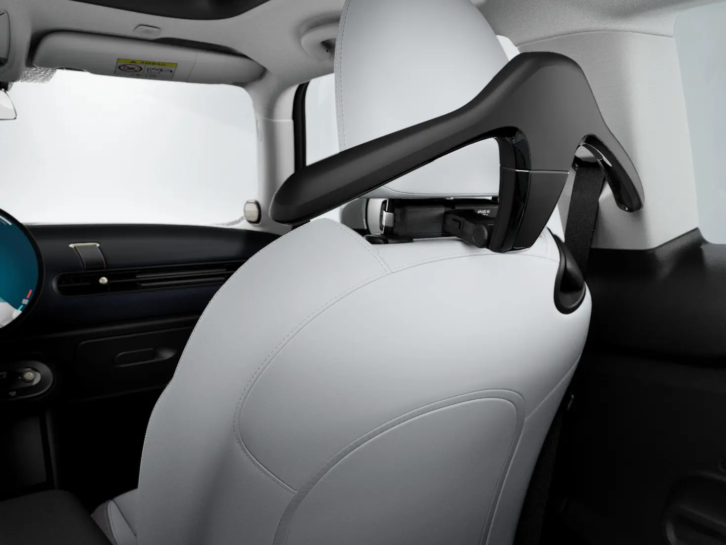 Percha MINI en el interior del vehículo como parte del Travel & Comfort System de MINI.