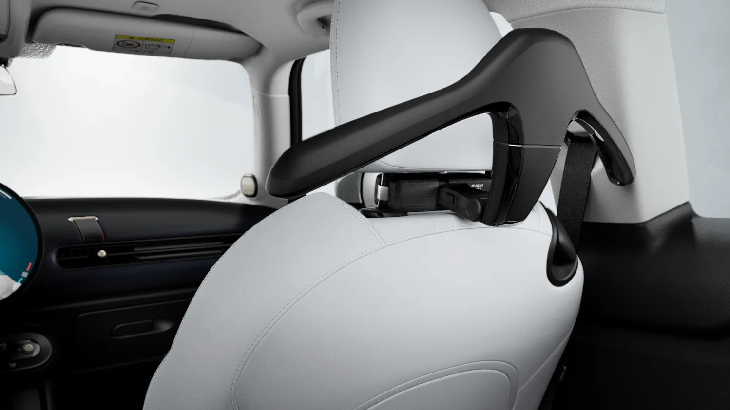 Percha MINI en el interior del vehículo como parte del Travel & Comfort System de MINI.