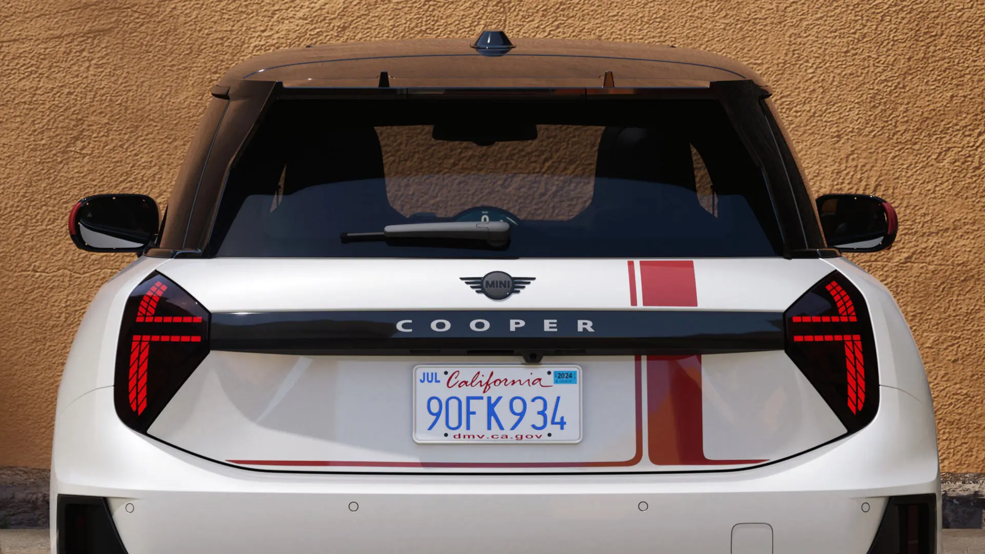 MINI Cooper de tres puertas con vinilos MINI John Cooper Works en Chili Red (vista trasera). 