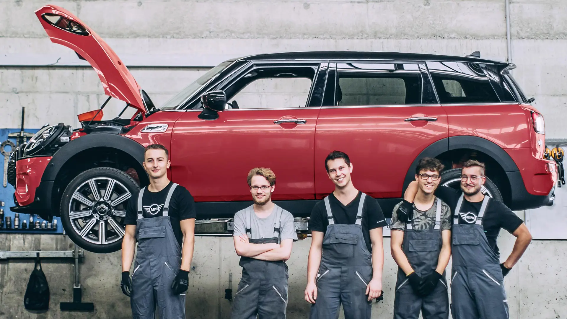 MINI Service Inclusive: técnicos de MINI frente a un MINI Countryman Cooper.