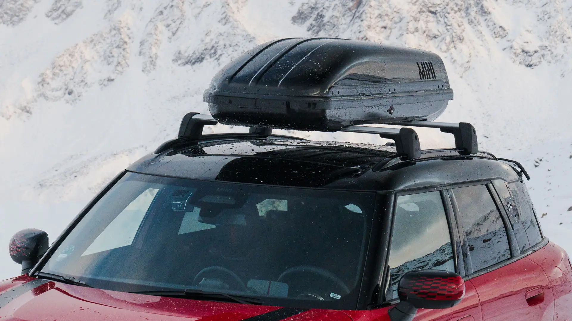 MINI Countryman en Chili Red II con caja de techo MINI 320 en negro.