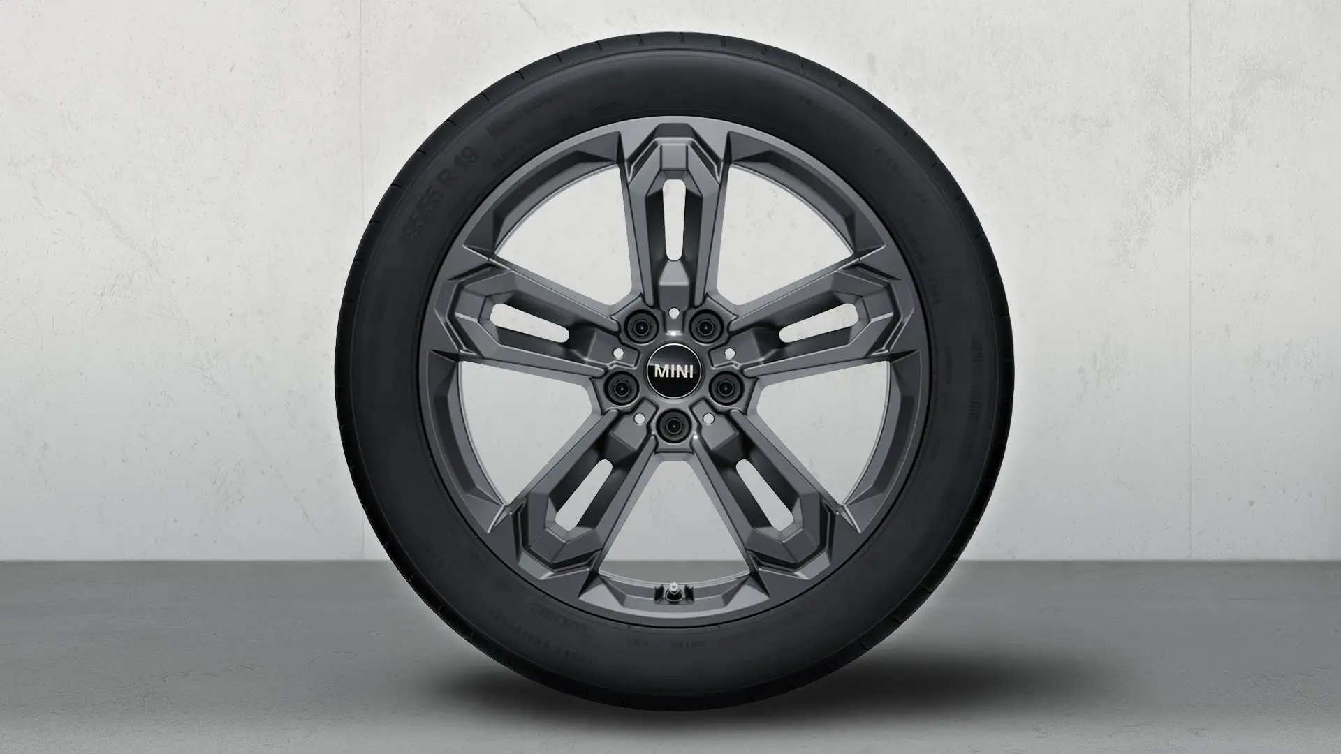 Llanta de invierno de aleación ligera JCW Double Spoke 1041 de 19" en Gunmetal Grey. 