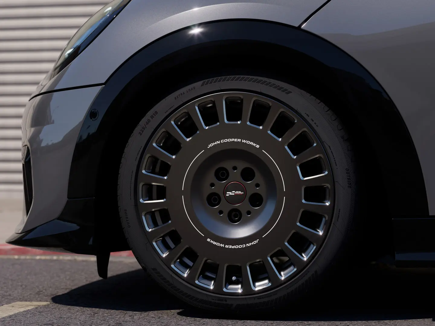 Vista en primer plano de los detalles diamantados de la llanta Rallye Spoke 964 MINI JCW de 18" en Frozen Midnight Grey. 