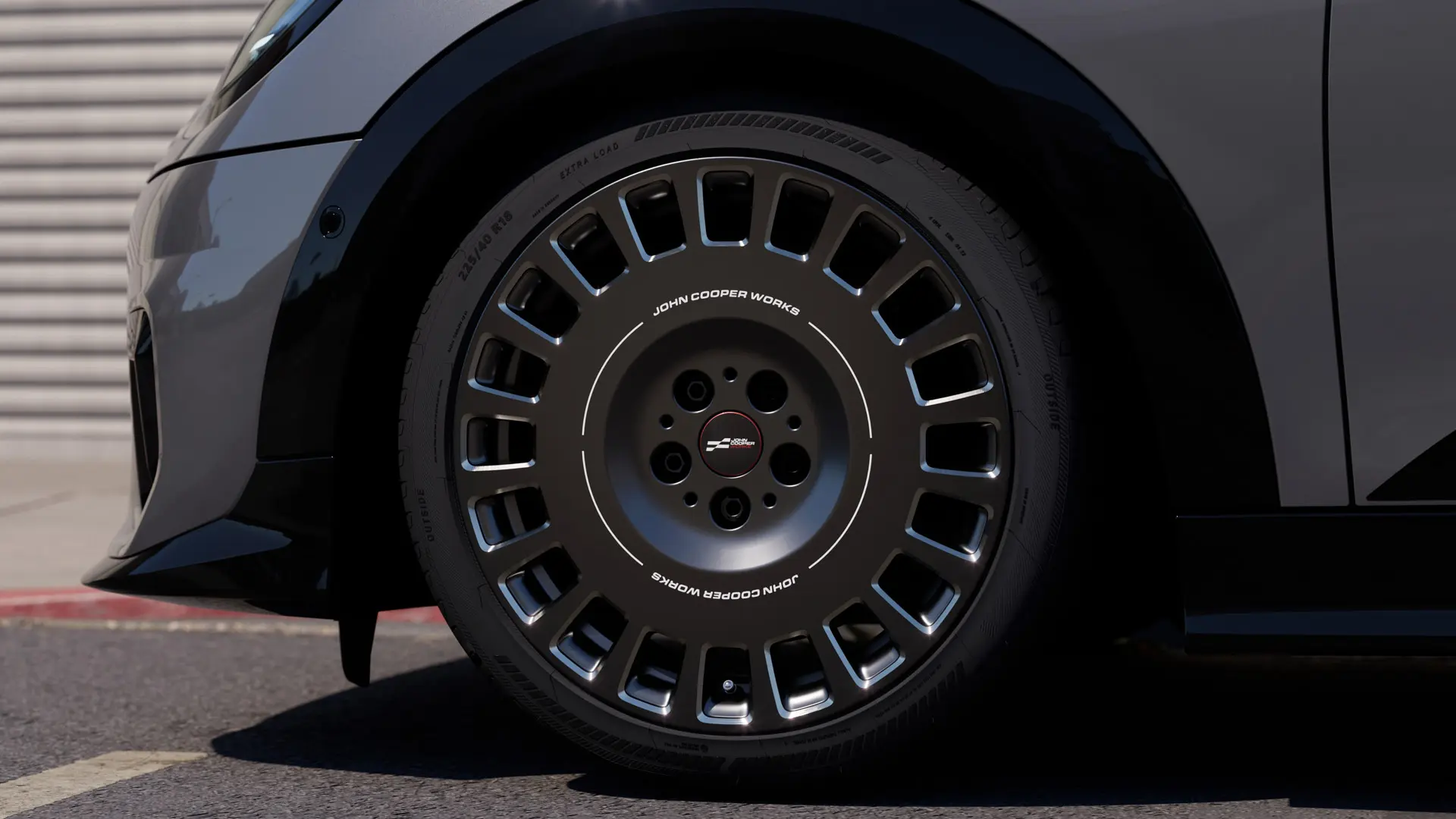 Vista en primer plano de los detalles diamantados de la llanta Rallye Spoke 964 MINI JCW de 18" en Frozen Midnight Grey. 