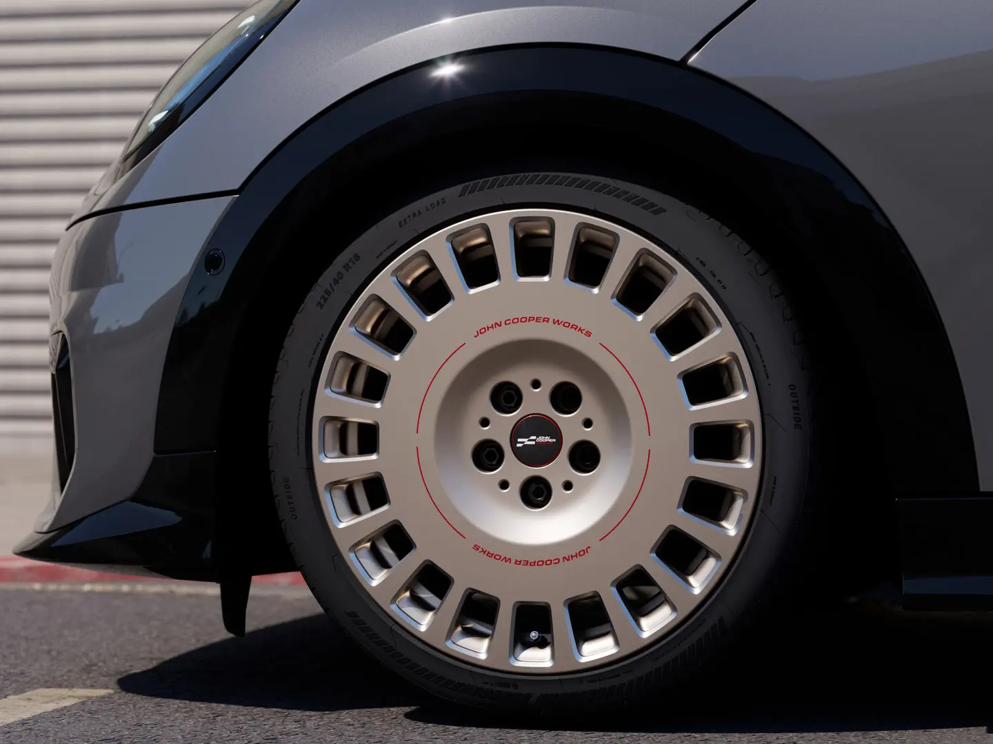 Llantas de aleación Rallye Spoke 964 MINI JCW de 18" en Vibrant Silver y con acabado diamantado, con neumáticos homologados con la marca de la estrella. 