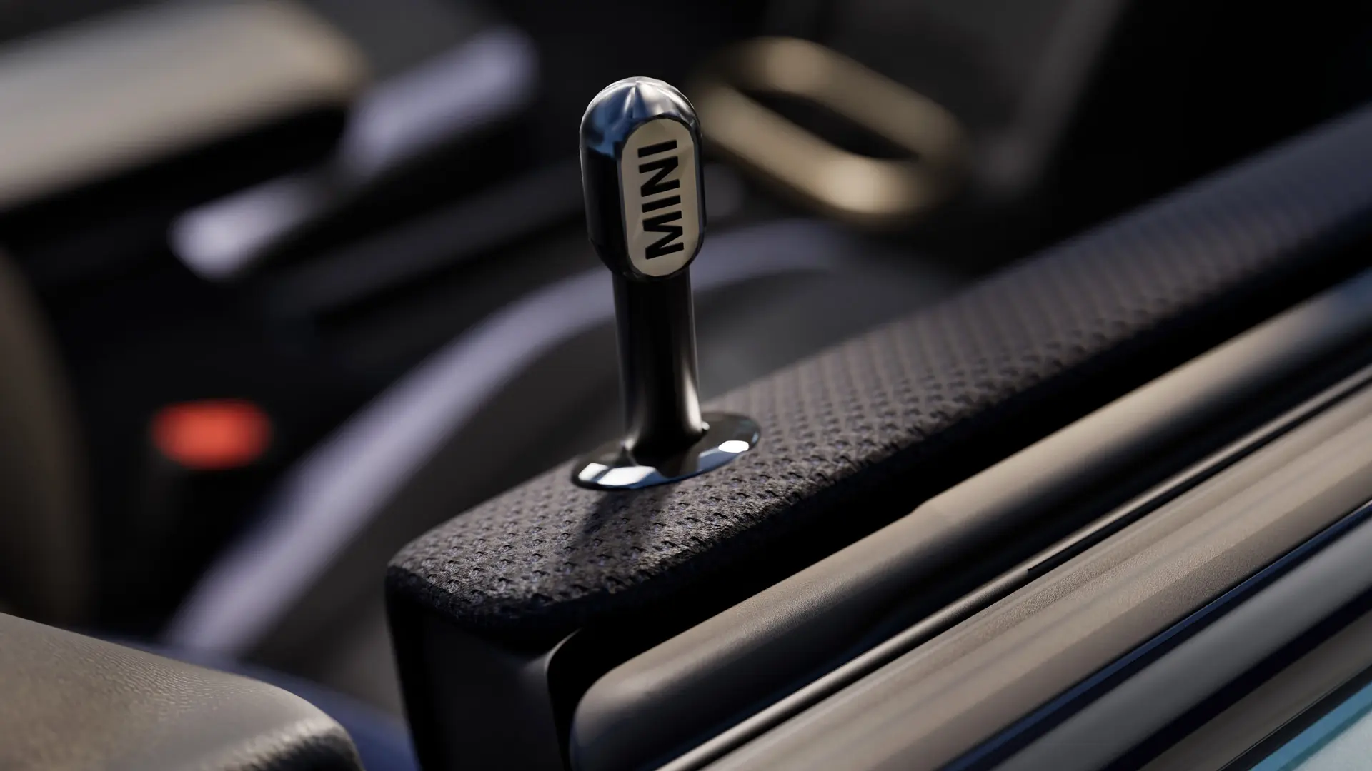 Primer plano del pestillo original MINI en aluminio anodizado negro.