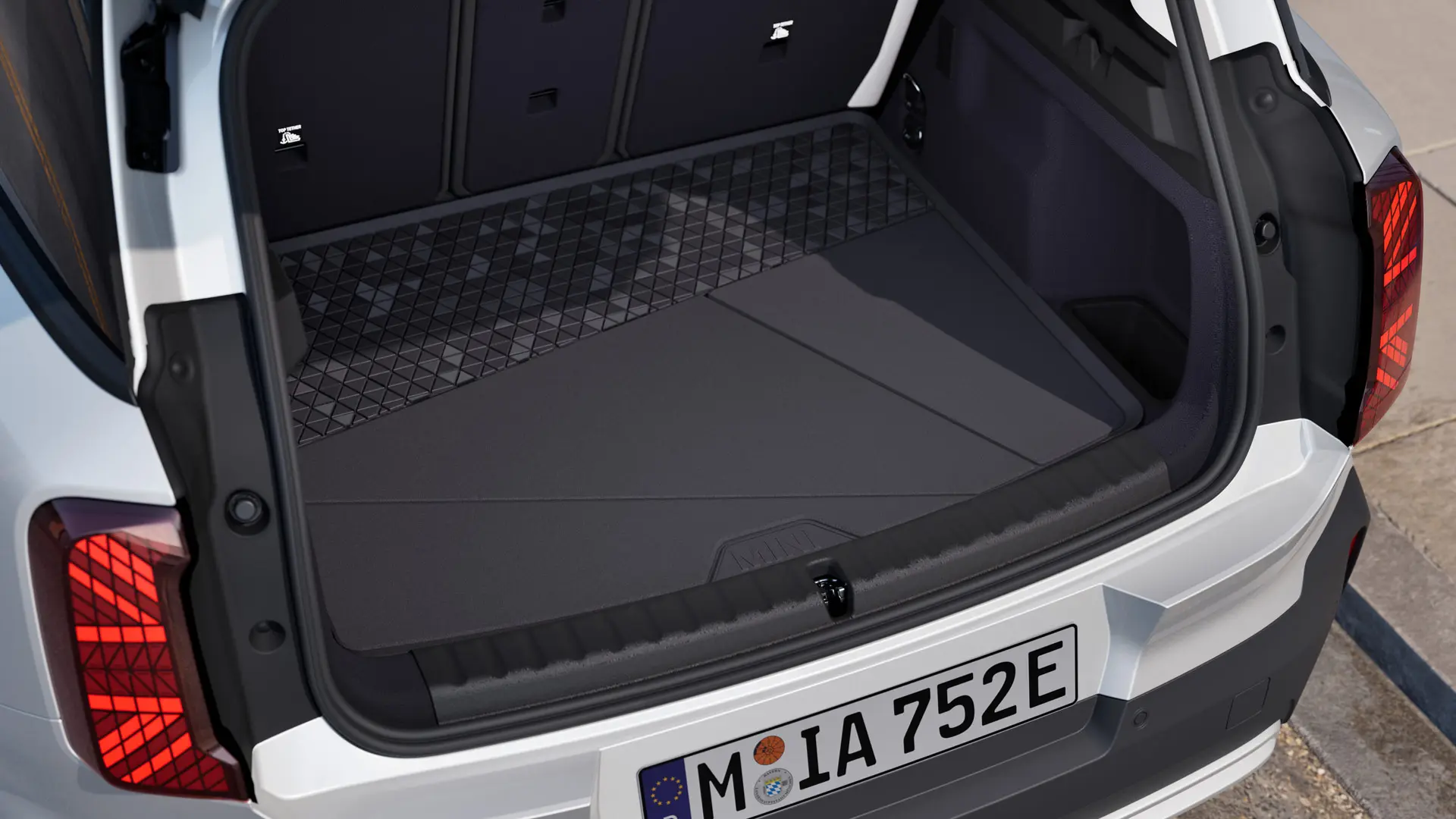 Alfombrilla negra para el maletero MINI hecha a medida, con un grueso borde en relieve para mantener la suciedad y la humedad a raya.