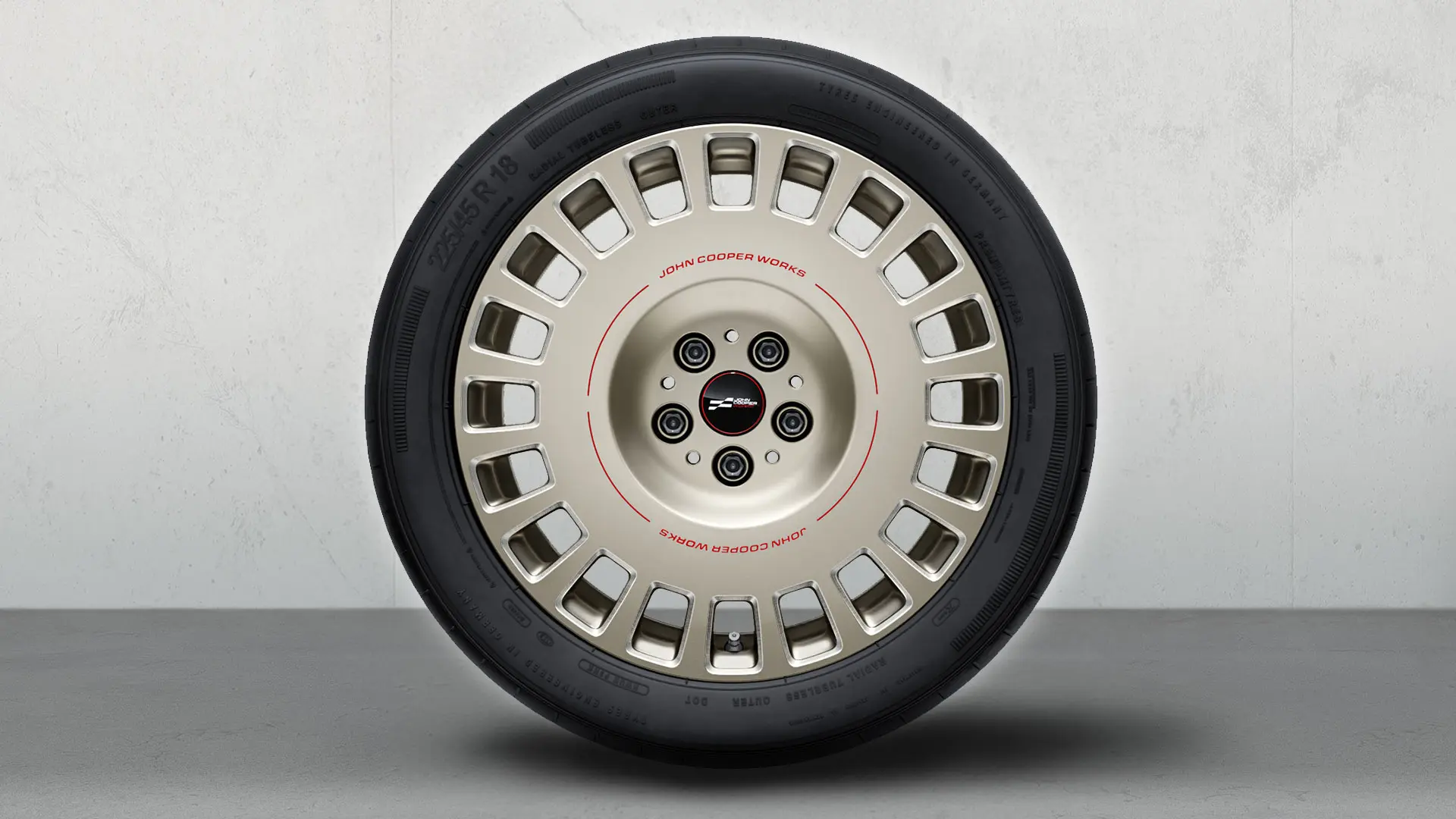 Primer plano de las llantas JCW Rallye Spoke 992 de 18", en las que se aprecia el diseño en dos tonos: Vibrant Silver y fresado brillante.