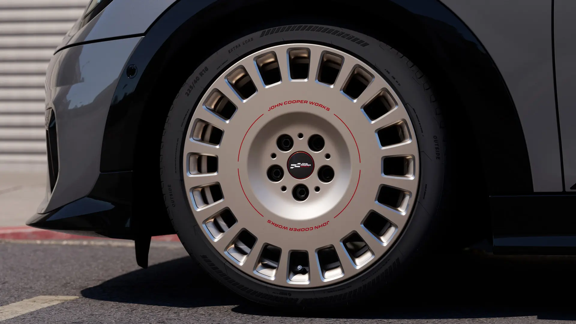 Llanta de aleación MINI JCW Rallye Spoke 964 de 18" en color Vibrant Silver con un diseño de radios cerrados más sólido. 