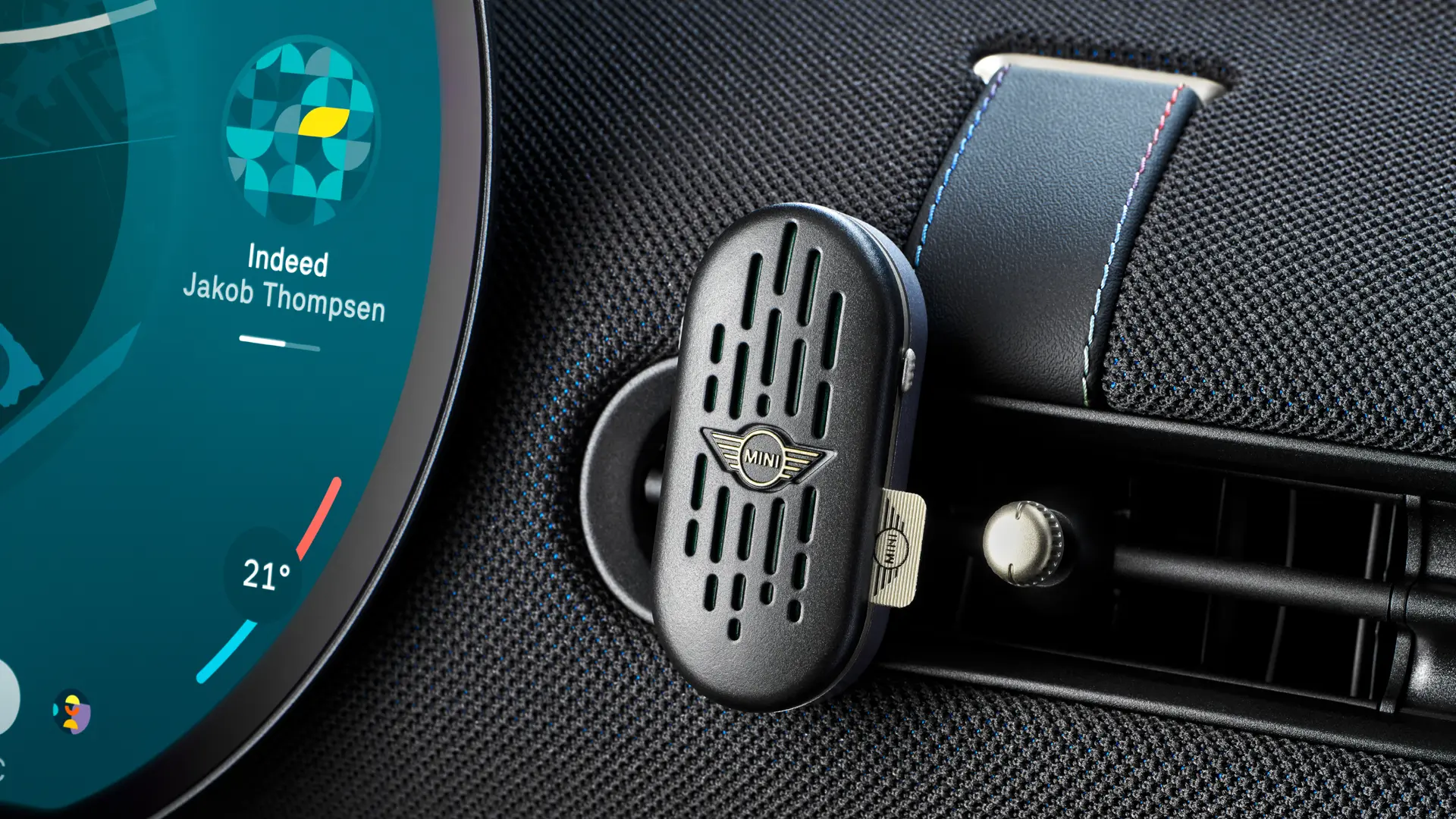 Interior del MINI Aceman con una pantalla táctil circular OLED con infoentretenimiento y ambientador MINI Natural Air en el salpicadero.