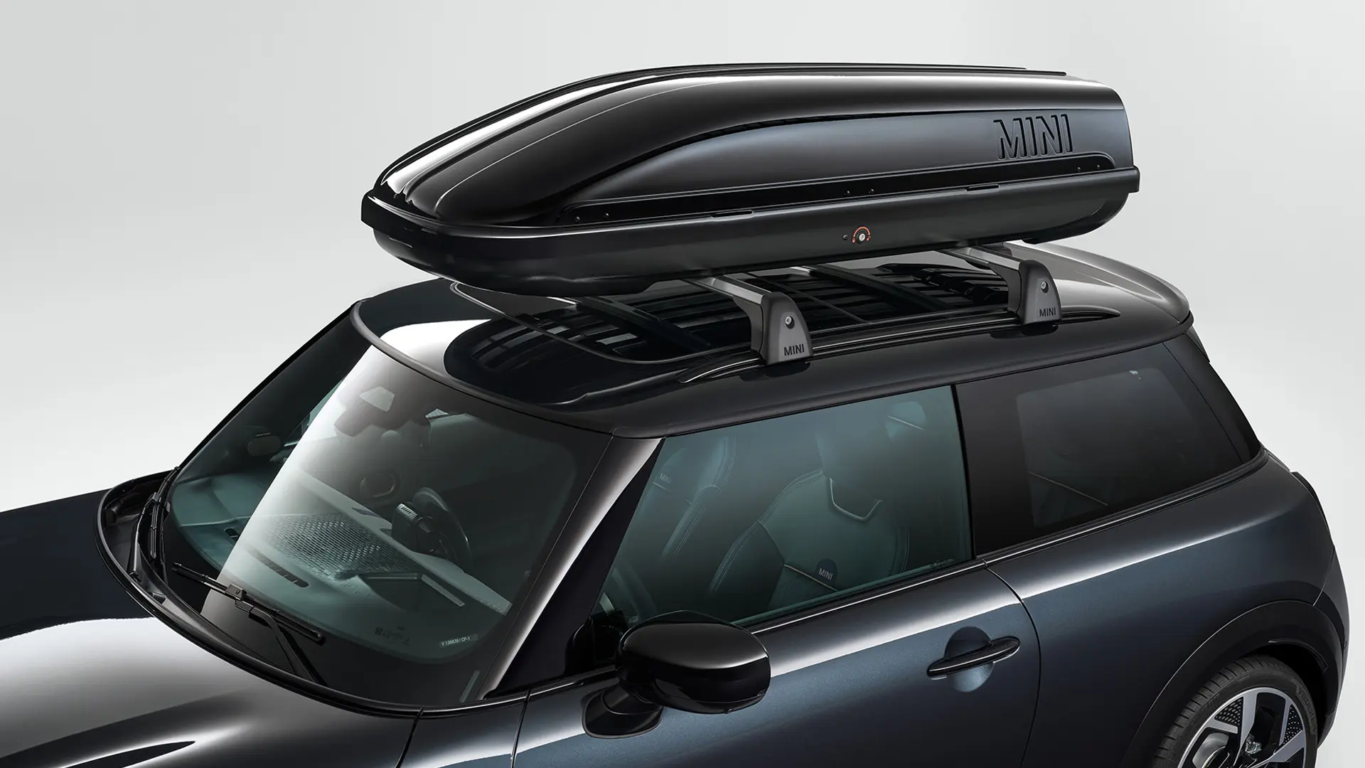 MINI Cooper 3 Puertas en Black con caja de techo MINI 320 en negro.