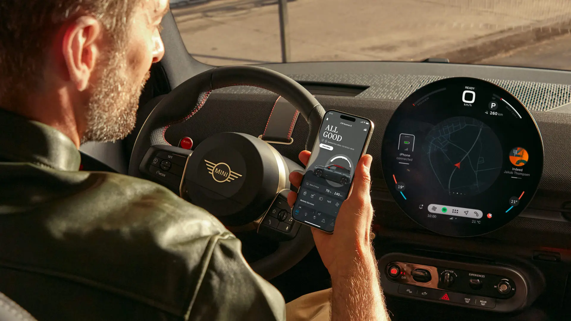 El conductor de un MINI utiliza los servicios de navegación de la aplicación MINI en su teléfono.