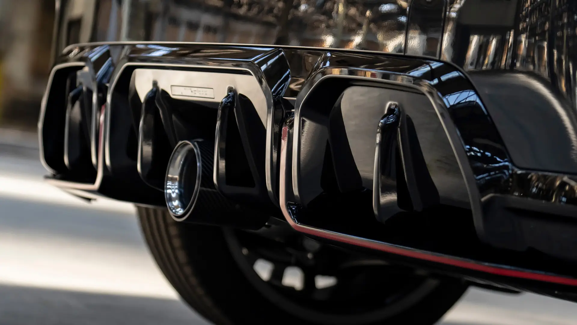 Difusor trasero MINI John Cooper Works en negro brillante enmarcado en rojo.