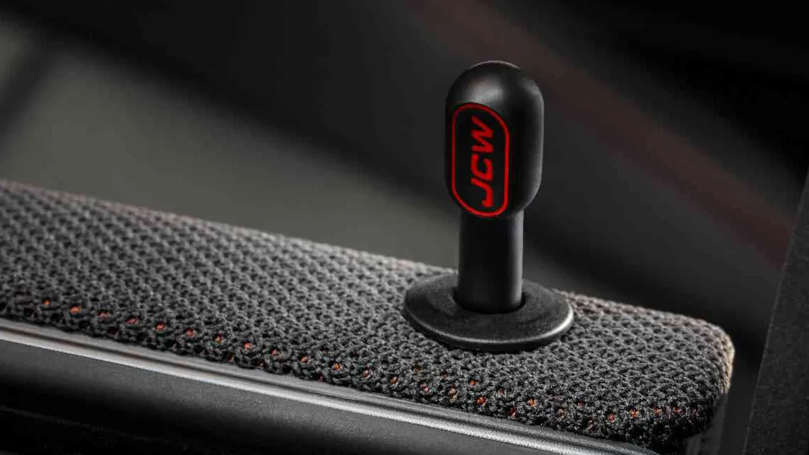 Pin de puerta MINI John Cooper Works con diseño RED LINE. 
