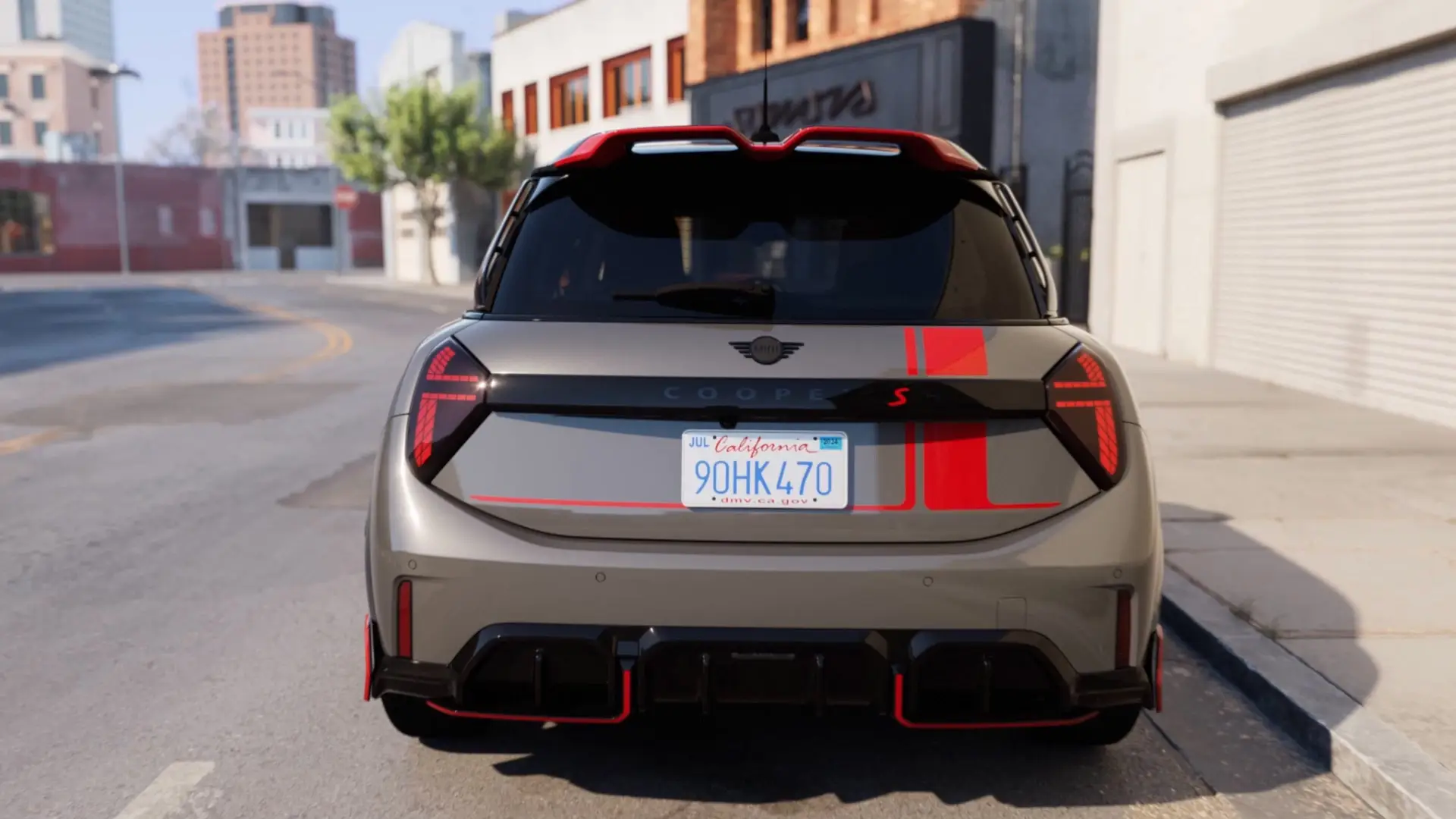 Un MINI Cooper C con accesorios John Cooper Works circulando por una calle.