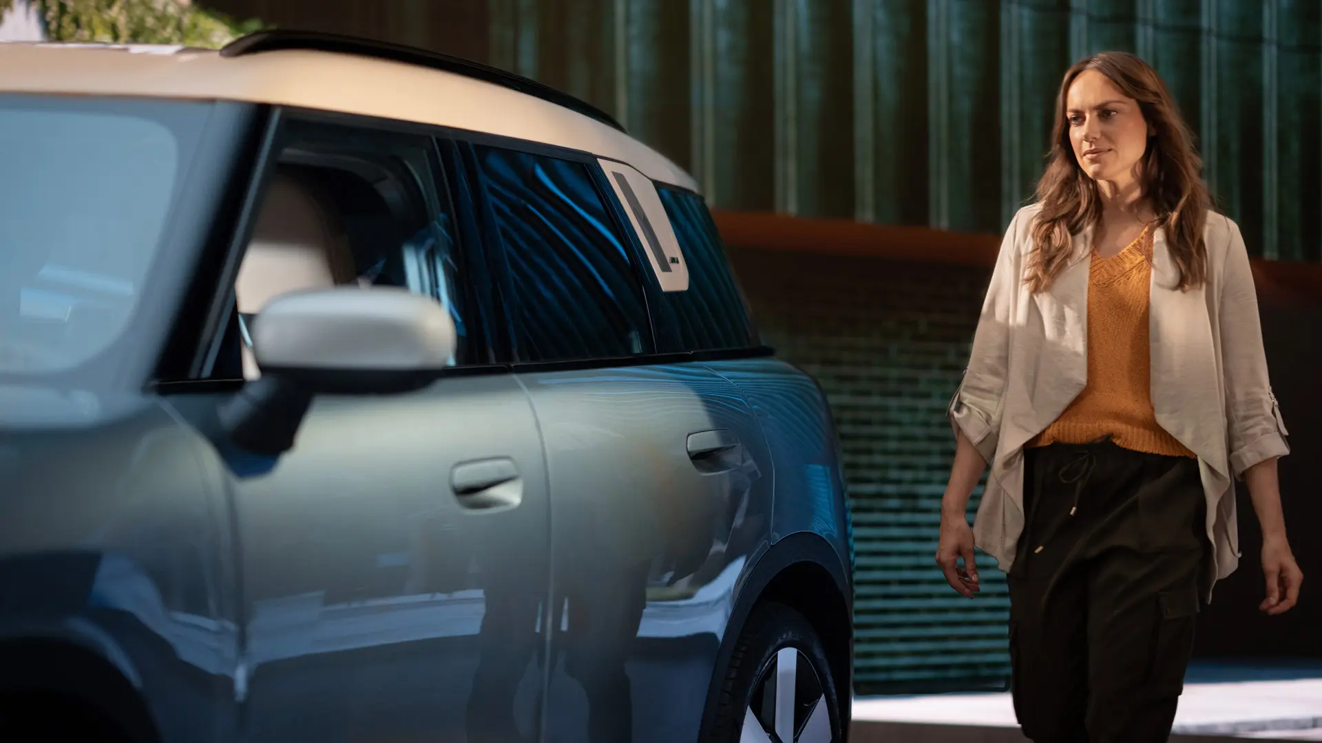 Una clienta en el MINI Centre tras un asesoramiento con MINI Financial Services. 