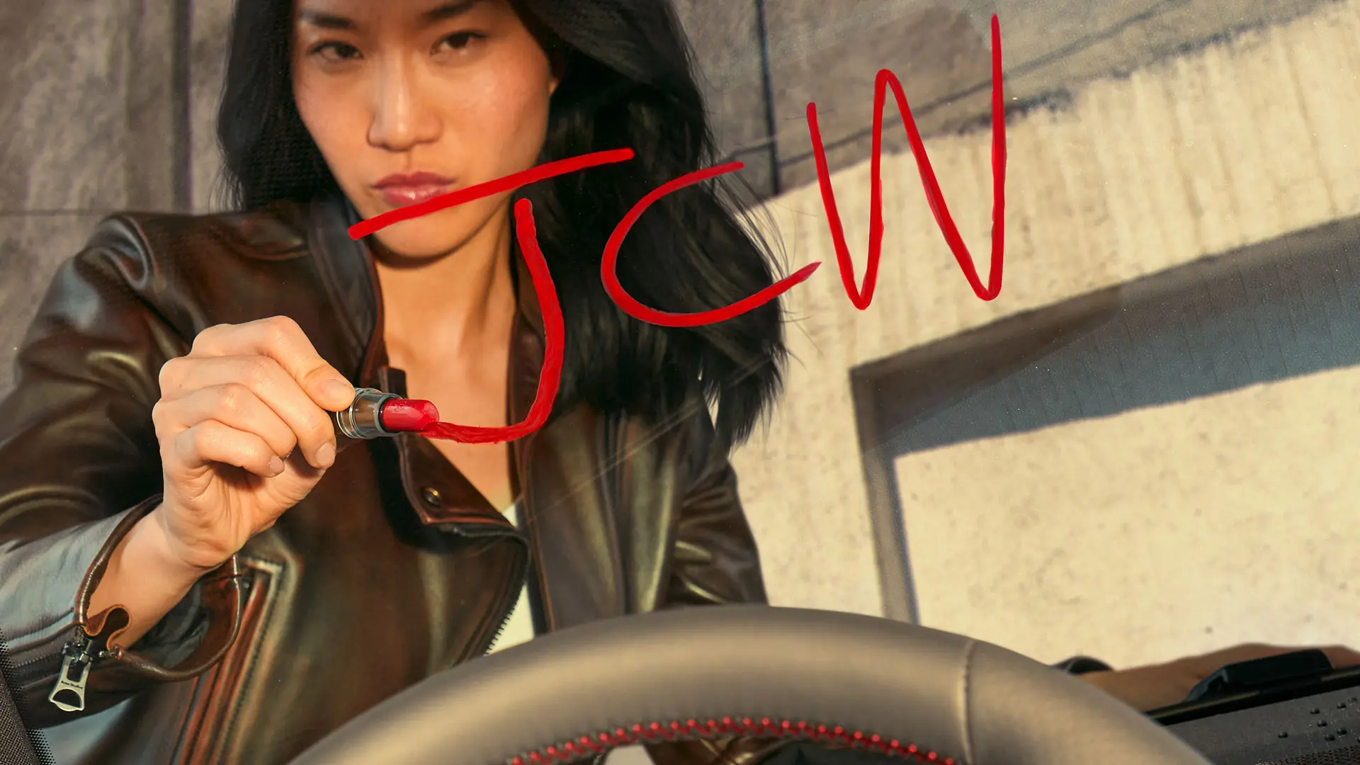 Mujer en un MINI Centre esperando para una prueba de conducción de JCW. 