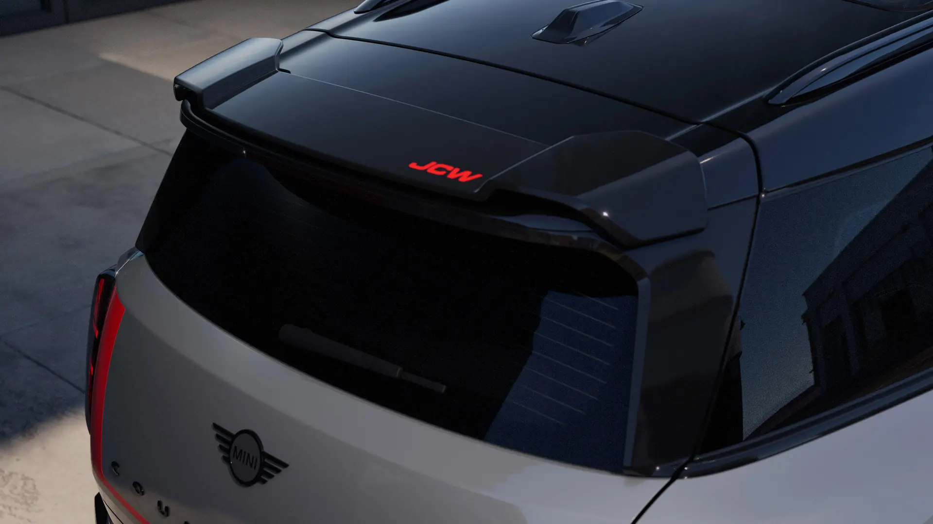 Elemento de alerón de techo MINI John Cooper Works con detalles en Chili Red John Cooper Works.
