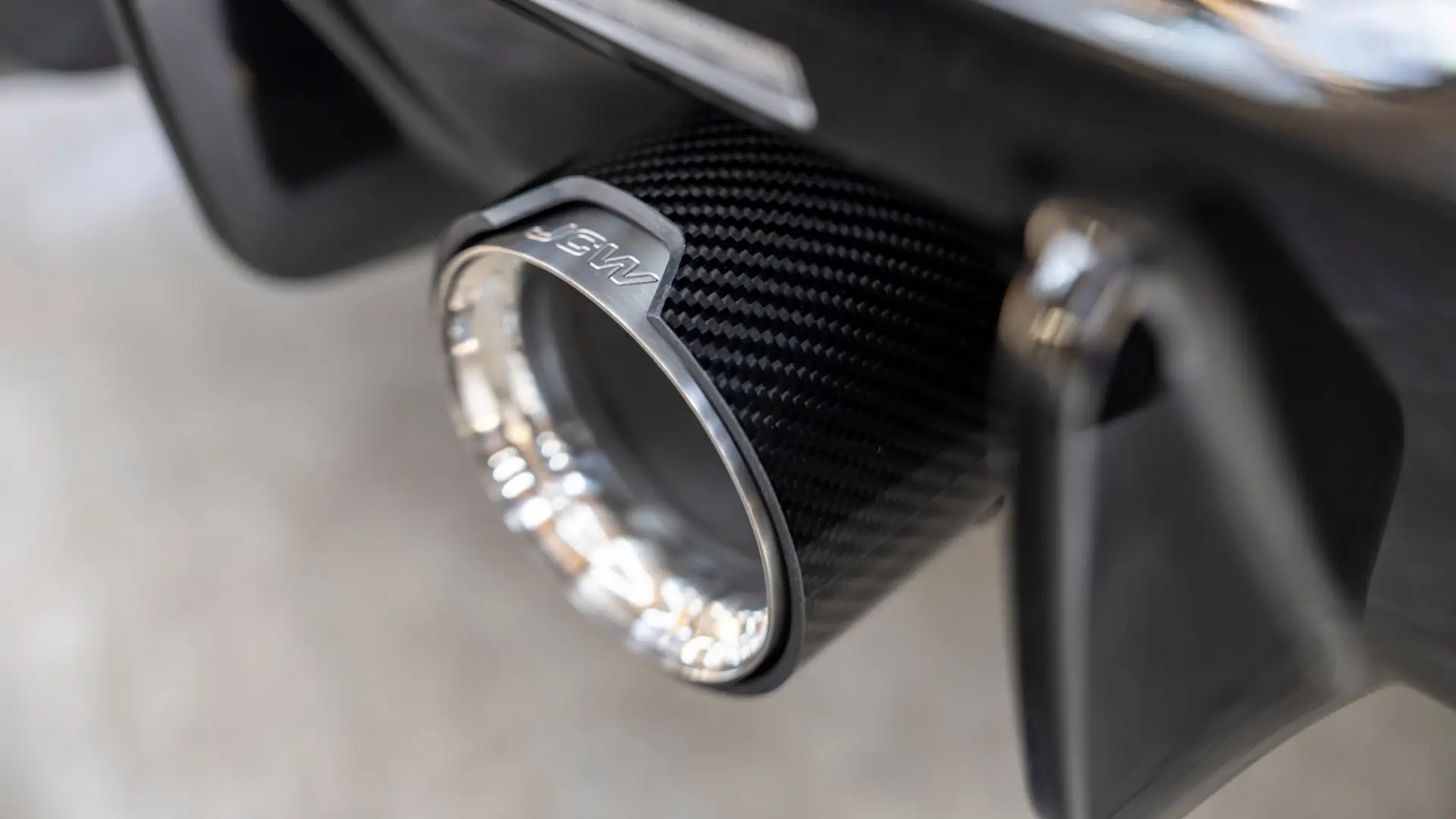 El panel protector de escape MINI John Cooper Works se puede colocar en el sistema de escape para darle a tu vehículo un aspecto aún más deportivo. 