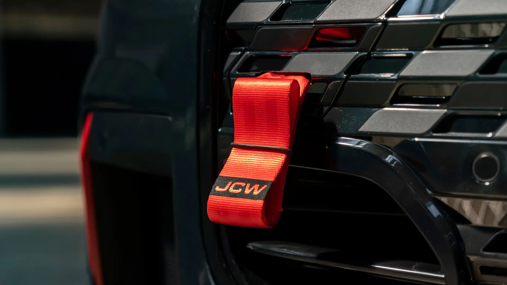 La cinta de remolque roja del MINI John Cooper Works con el logotipo JCW en negro tiene una longitud de 90 mm.