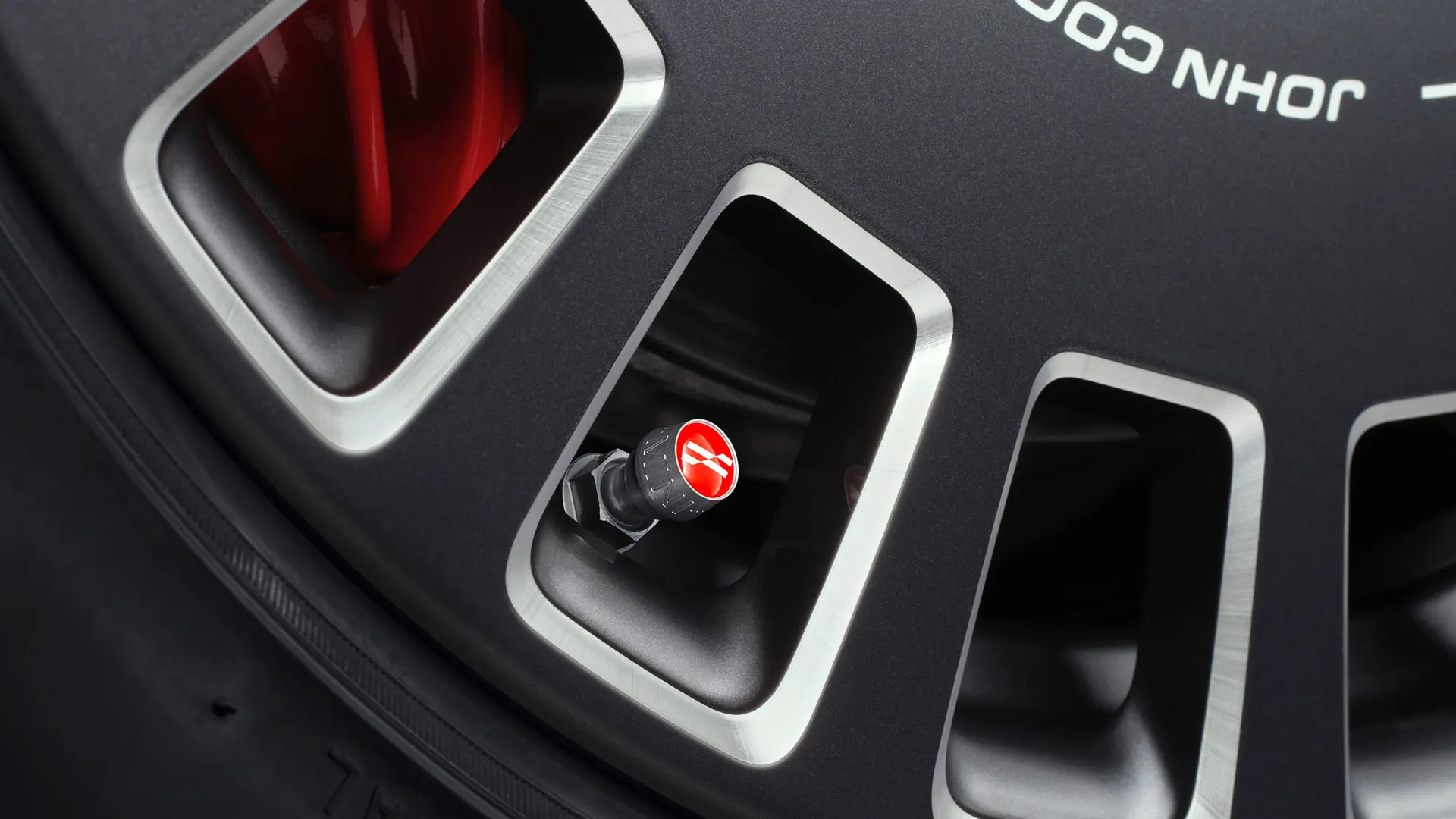 Los tapones de válvulas de aluminio John Cooper Works le dan un sofisticado toque rojo al neumático. 