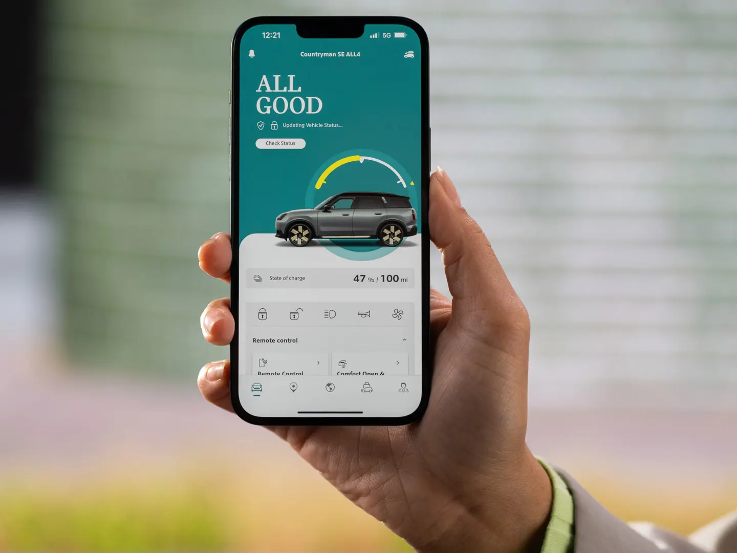 Servicios remotos de la MINI App muestran el estado actual de carga y la autonomía restante estimada. 