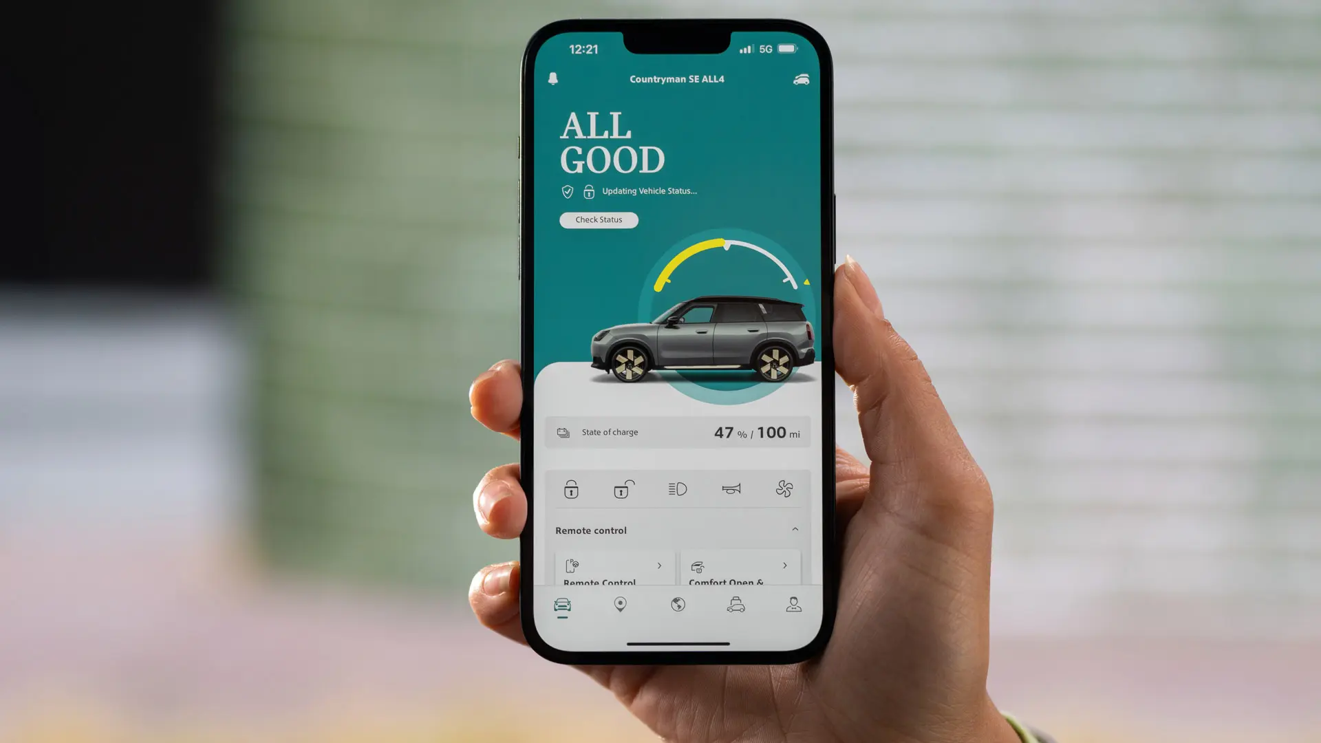 Servicios remotos de la MINI App muestran el estado actual de carga y la autonomía restante estimada. 