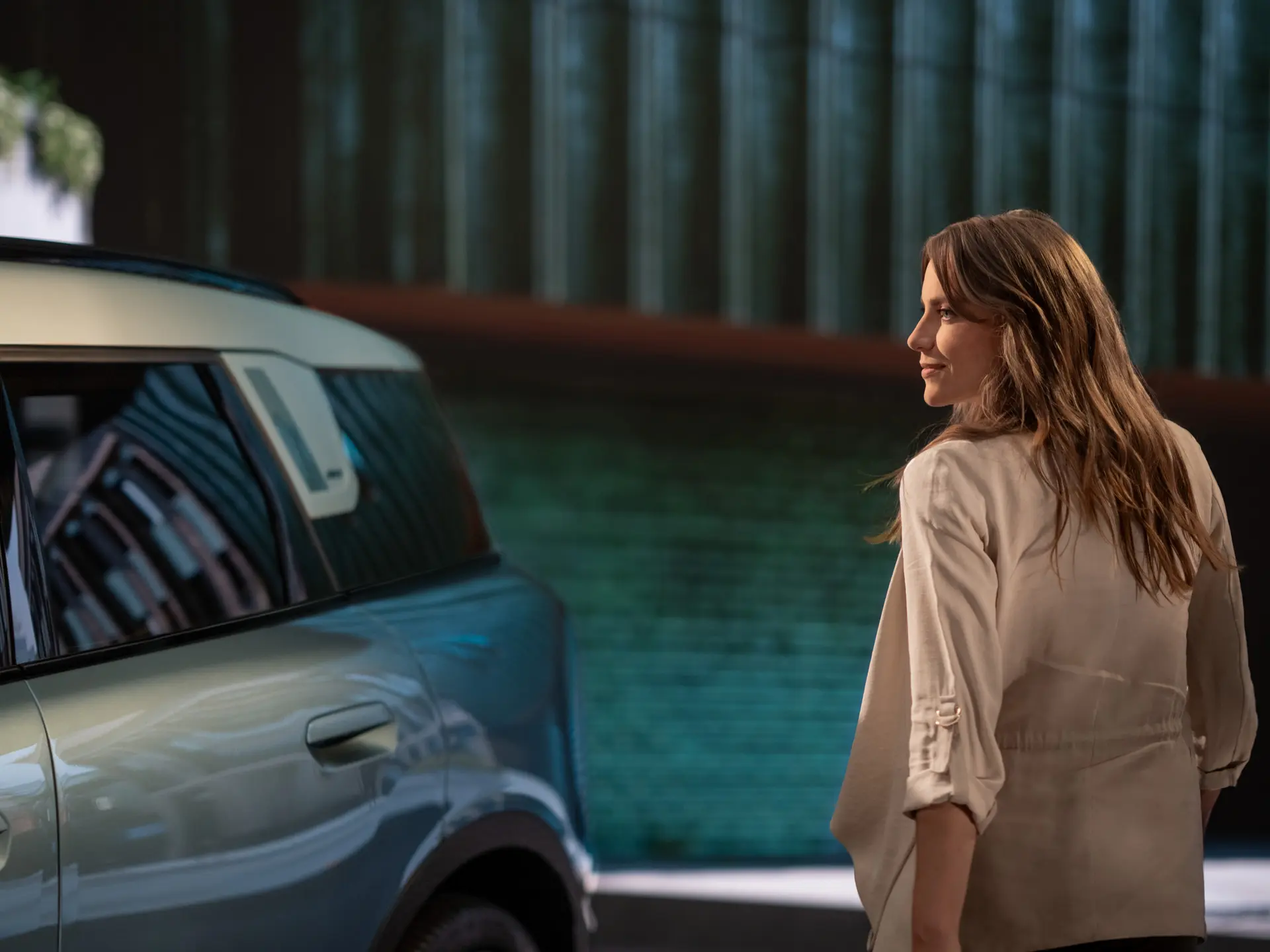 Una mujer junto a un MINI