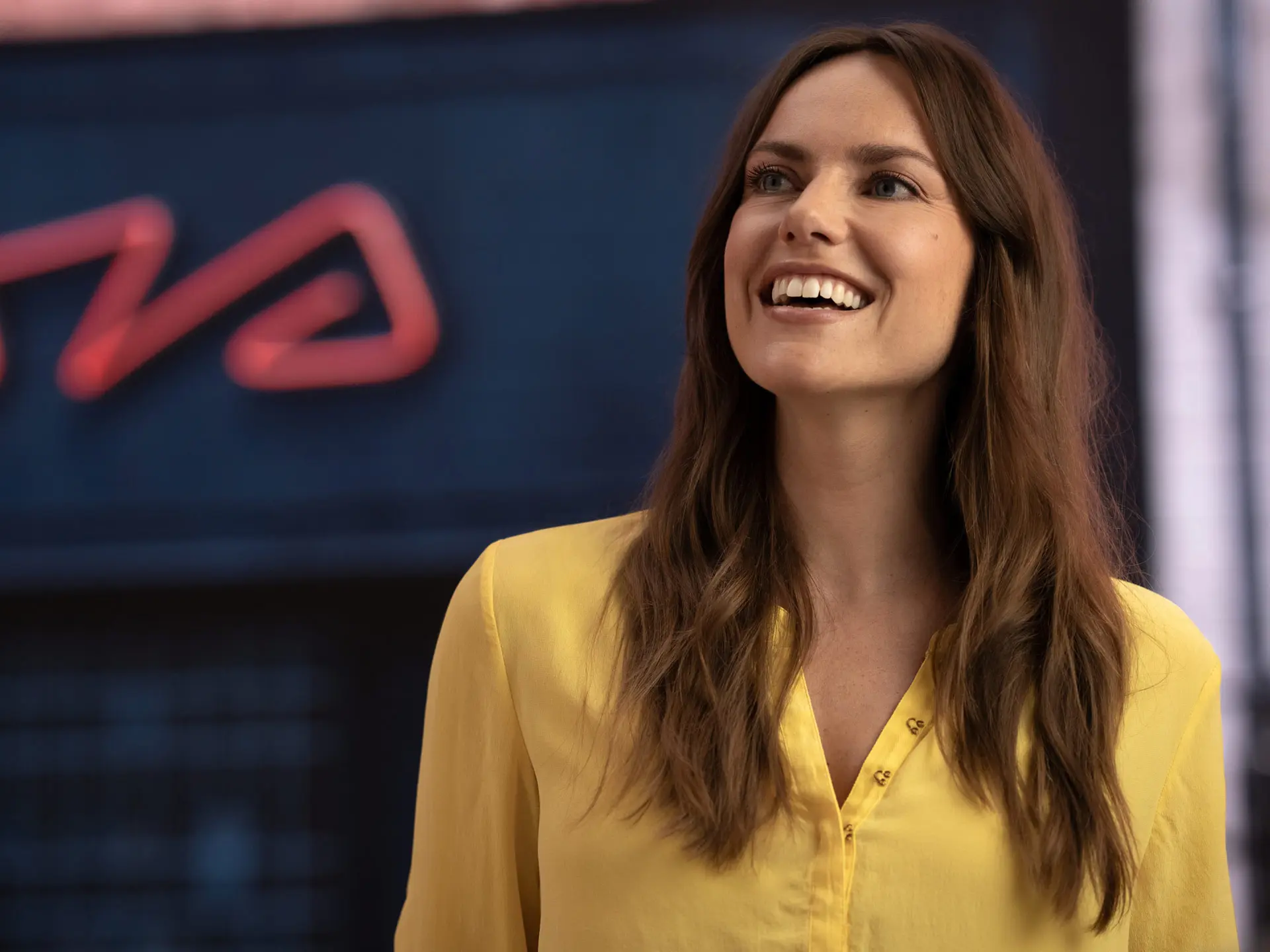 MINI service partner - mujer con camisa amarilla sonriendo