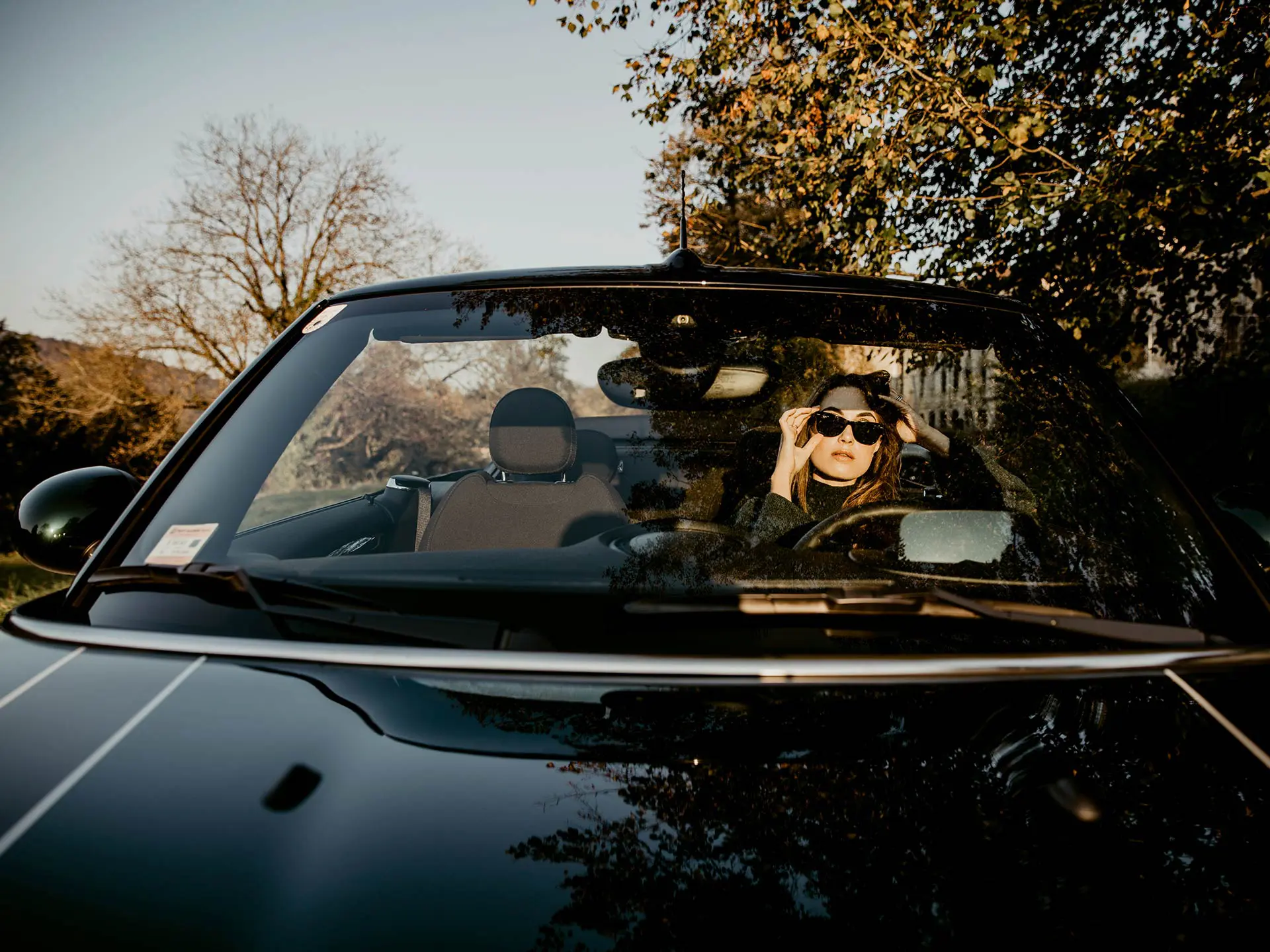 Una mujer conduciendo un MINI
