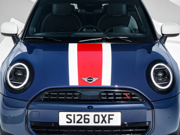 Primer plano del gráfico del capó delantero del MINI Cooper Oxford Edition